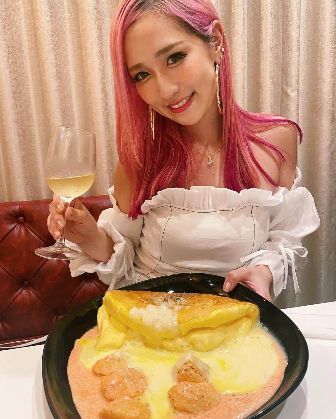 Yumikaさんのインスタグラム写真 - (YumikaInstagram)「ふわふわーーの #スフレオムレツ 食べにいきました💛 明太子とチーズの最強コラボ🧀🧀💖💖 @ark.2nd  歌舞伎町にあるからぜひ行ってみてね✨✨  しっかりワイン飲んでからレッスン行く人･:*+.\(( °ω° ))/.:+ #meatandcheeseark2nd #新宿グルメ #シカゴピザ #新宿ディナー #pr #コラボベース #歌舞伎町 #winelover #ワイン好き」7月21日 20時55分 - yuminem923