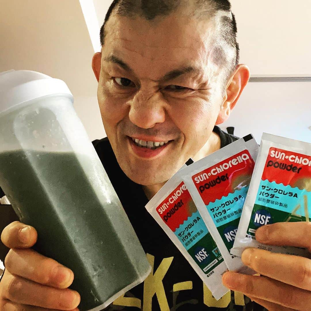 鈴木みのるさんのインスタグラム写真 - (鈴木みのるInstagram)「every morning  #sunchlorella #クロレラ #サンクロレラ #sunchlorellasport #kentai  @sport_sunchlorella  PR 毎朝のプロテイン時に一緒にサンクロレラ。もはや食事の一部になってる。良く「効果は？」なんて聞かれる。オレを見ればわかるだろ。何事も続けることが、次の一歩につながる。」7月22日 7時51分 - suzuki.d.minoru