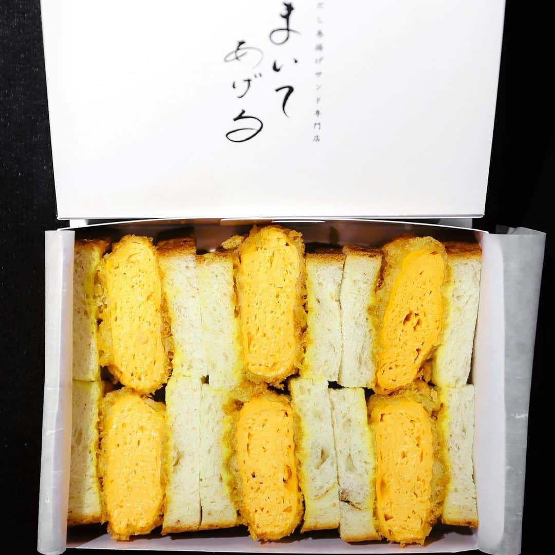 のインスタグラム：「.  .  だし巻揚げサンド専門店 まいてあげる  先日、 新たにオープンした だし巻き揚げサンド専門店 "まいてあげる"。  だし巻きを 揚げて挟んで 一口で。  使用する食パンは "明日が楽しみすぎて”🍞  #だし巻揚げサンド #まいてあげる#osaka#namba #sandwich」
