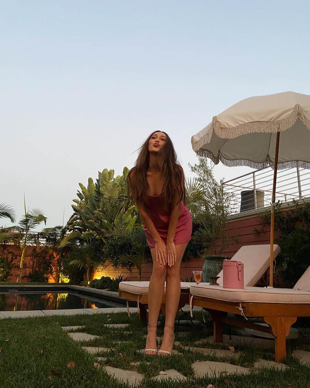 アリシア・デブナム・キャリーのインスタグラム：「27 💗  I cannot express how overwhelmingly grateful I am for all the love this birthday. This weekend left me feeling so loved, so lucky, so happy. I laughed and cried. I am so thankful to have so many wonderful people in my life and all of you out there making me feel so damn special. Love to you all. 💗」