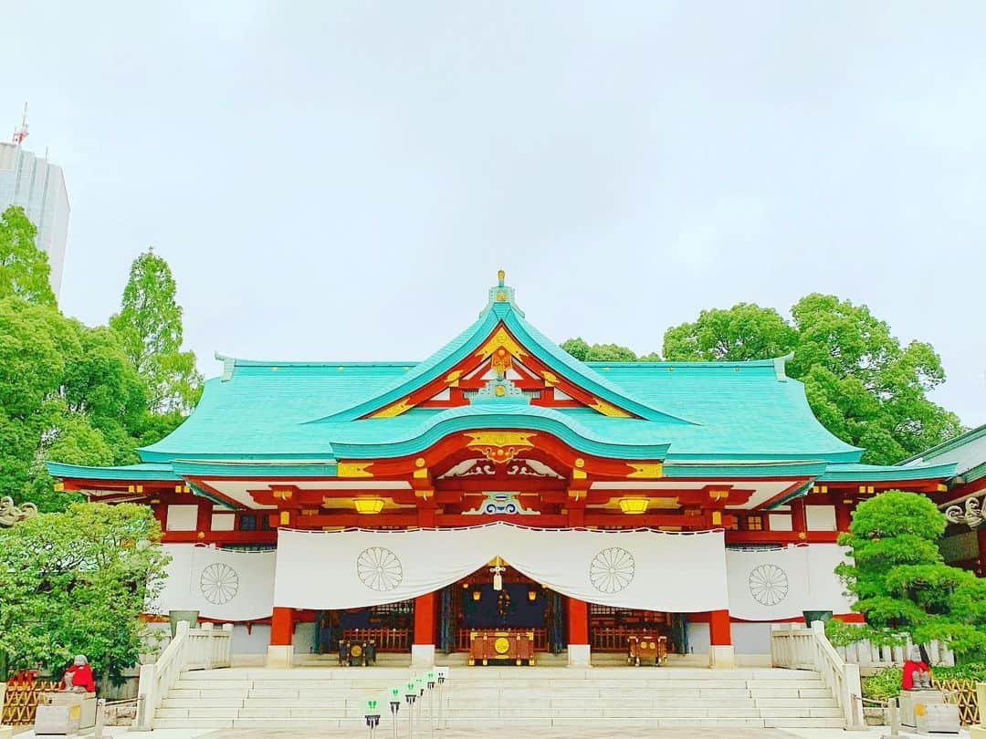 のインスタグラム：「《OhaYOKAN》  今朝の 原宿表参道は曇天なり…☁️  蒸し暑く どんよりとした朝🌅  朝ラン＆ウォークは快調でした…🏃‍♂️👟  さて  本日の YOKANは  午前中は  家事＆事務仕事☆  時間があったら 表参道の朝そうじへ…🚮  午後からは  本日分の 宿題ノルマ…✏️🎹🎸🎺🎷📯🎼  合間に  なかなか進まない  断捨離＆大掃除レンジャーも…🙋‍♀️ （レンジャー募集中！！！）  みなさま  笑顔で ステキな1日を…💓  ※今朝の  『YOKAN散歩』  写真は  赤坂にある  日枝神社…⛩  ストーリーズには 稲荷参道の写真をアップ…⛩  #harajuku #omotesando #原宿 #表参道 #tokyo #japan #morning #朝 #朝ラン #ウォーキング #running #walking #plogging #プロギング #OhaYOKAN #YOKAN散歩 #街角アート #streetart #神社仏閣 #shrinesandtemples #shrine #神社 #hieshrine #tokyocameraclub #赤坂 #akasaka #インスタ映え #instagram #笑顔でステキな1日を💓」