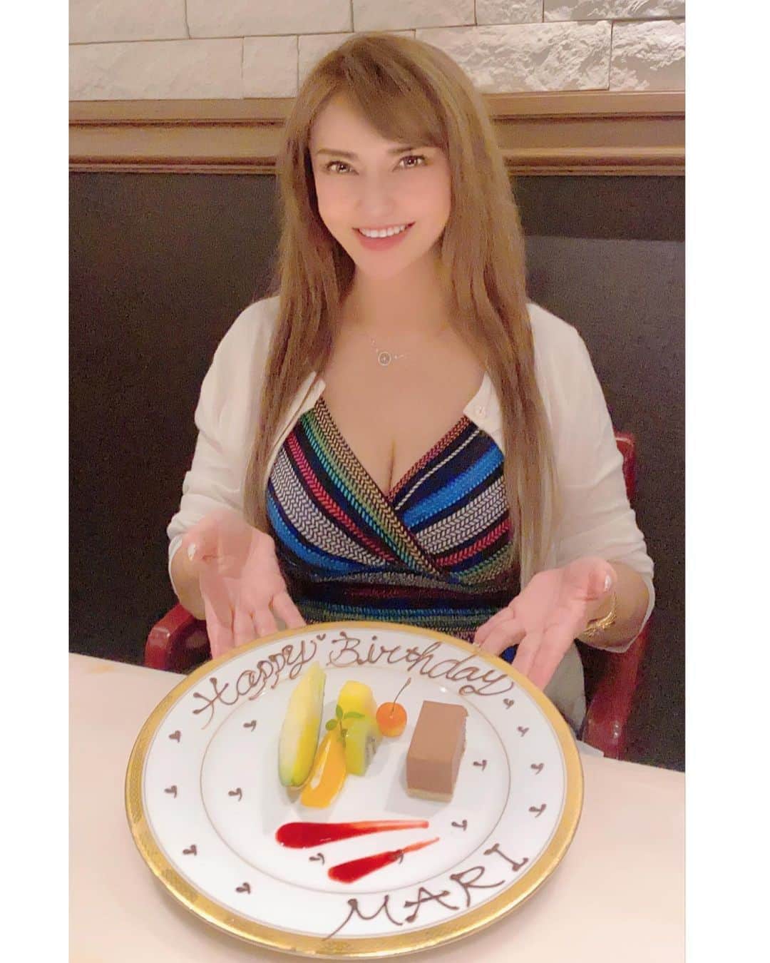 selfieneのインスタグラム：「みなさまに沢山お祝いして頂きました✨ 本当にありがとうございました😊 引き続き精進しますので どうぞよろしくお願い致します💖  #お誕生日 は #7月12日  #今月は意に反しチート月間 💦 #コロナ太り 💦💦 #海外移住 #投資女子」