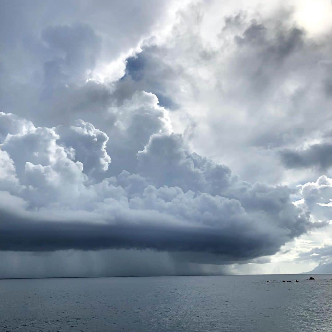 Isseki Nagaeさんのインスタグラム写真 - (Isseki NagaeInstagram)「Rainy ☁️   #surftrip #tanegashima #nature #cloud #surfinglife   遥か水平線の向こうでスコールが来てる。種子島の夏！」7月22日 6時28分 - isseki_nagae