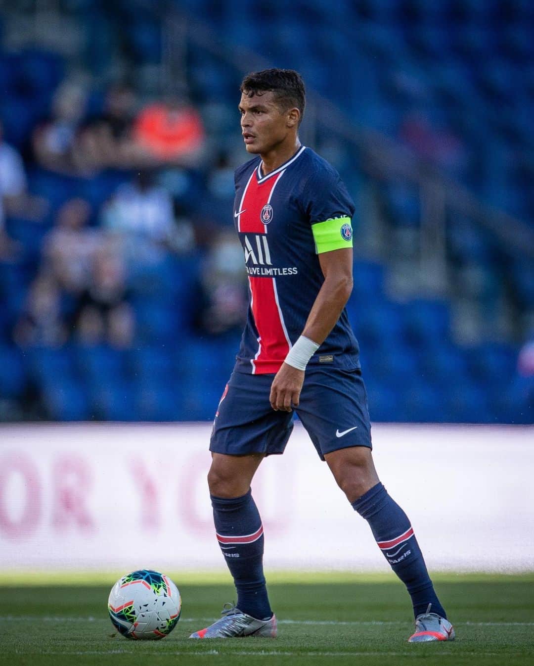チアゴ・シルヴァのインスタグラム：「Merci à tous les supporters qui ont pu venir au Parc, merci également à ceux qui étaient présents via ses pensées et  avec le cœur @psg ❤️💙 #TS 📸 @nogueirafoto • • • #ThiagoSilva #TS2 #DefenseurCentral #Capitão #Capitaine #CoronaOut #StopCorona #ParisHome #IciCestParis #PSG #EauipePSG #PSGTeam #ParisSaintGermain #PSG #PSGlife #PSGforever #StayHealthy #OMonstro #JogoAmistoso #ParcDesPrinces」