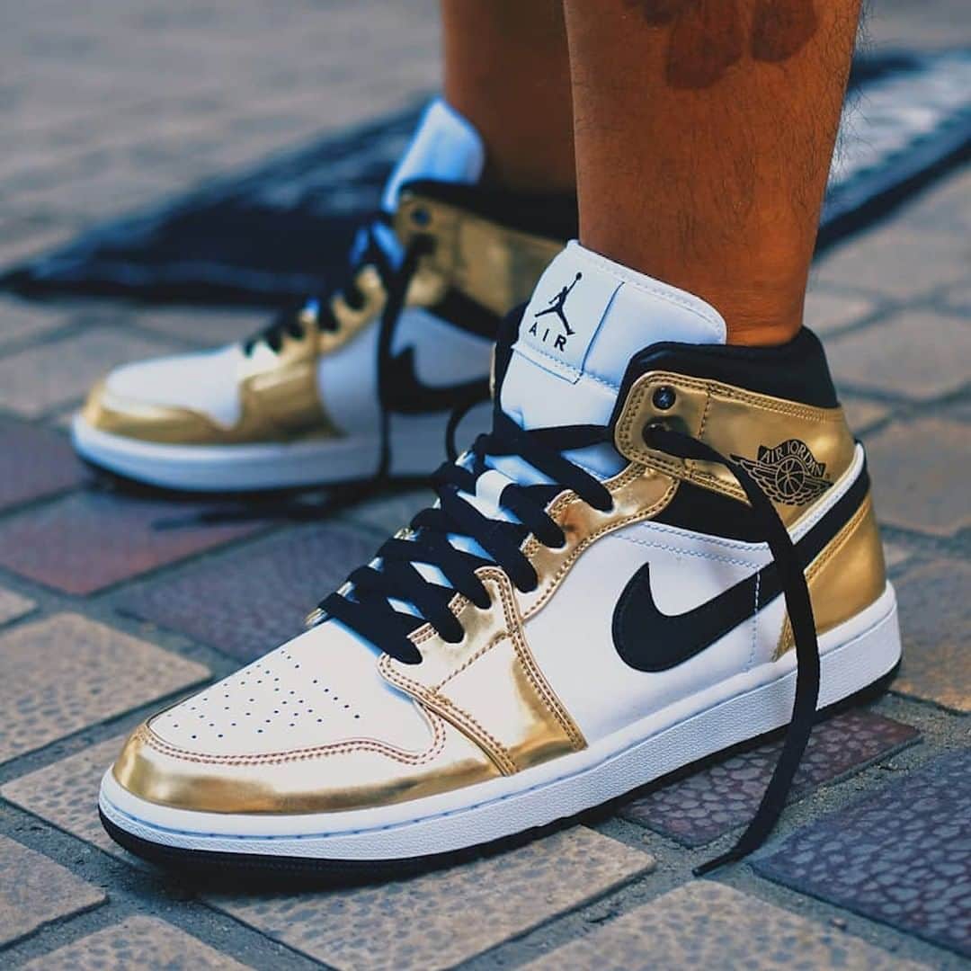 Sneaker Newsさんのインスタグラム写真 - (Sneaker NewsInstagram)「A luxurious metallic gold gloss covers the overlays on this enticing Air Jordan 1 Mid. The Mid movement continues! Link in bio for a closer look.」7月22日 7時01分 - sneakernews