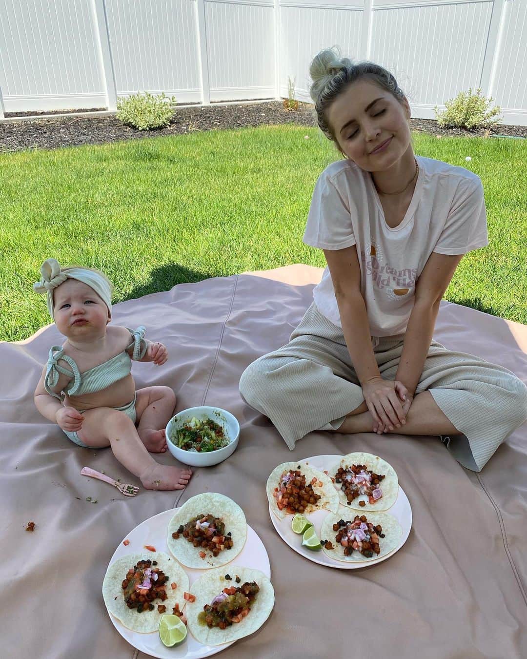 Aspyn Ovard Ferrisさんのインスタグラム写真 - (Aspyn Ovard FerrisInstagram)「Taco picnic with my baby! We love @hellofresh and not having to plan every meal throughout the week. I always get the vegetarian box and I think we might start getting the family size so that we can accommodate Cove eating as much as we do... You can go to HelloFresh.com and use code IGASPYN80 for $80 off your first box including free shipping!! #hellofreshpics #getcooking #hellofreshpartner」7月22日 6時55分 - aspynovard