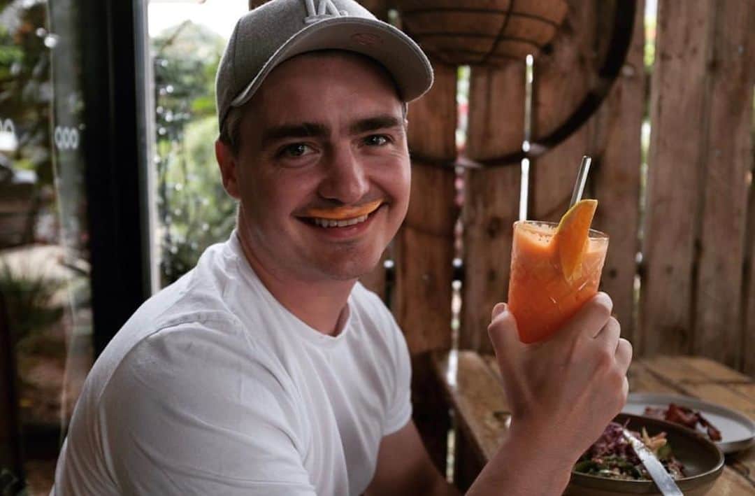シェパードのインスタグラム：「It’s HUMPDAY! Grab a drink, sit back and join us for “Humpday Hangouts” LIVE at 5pm」