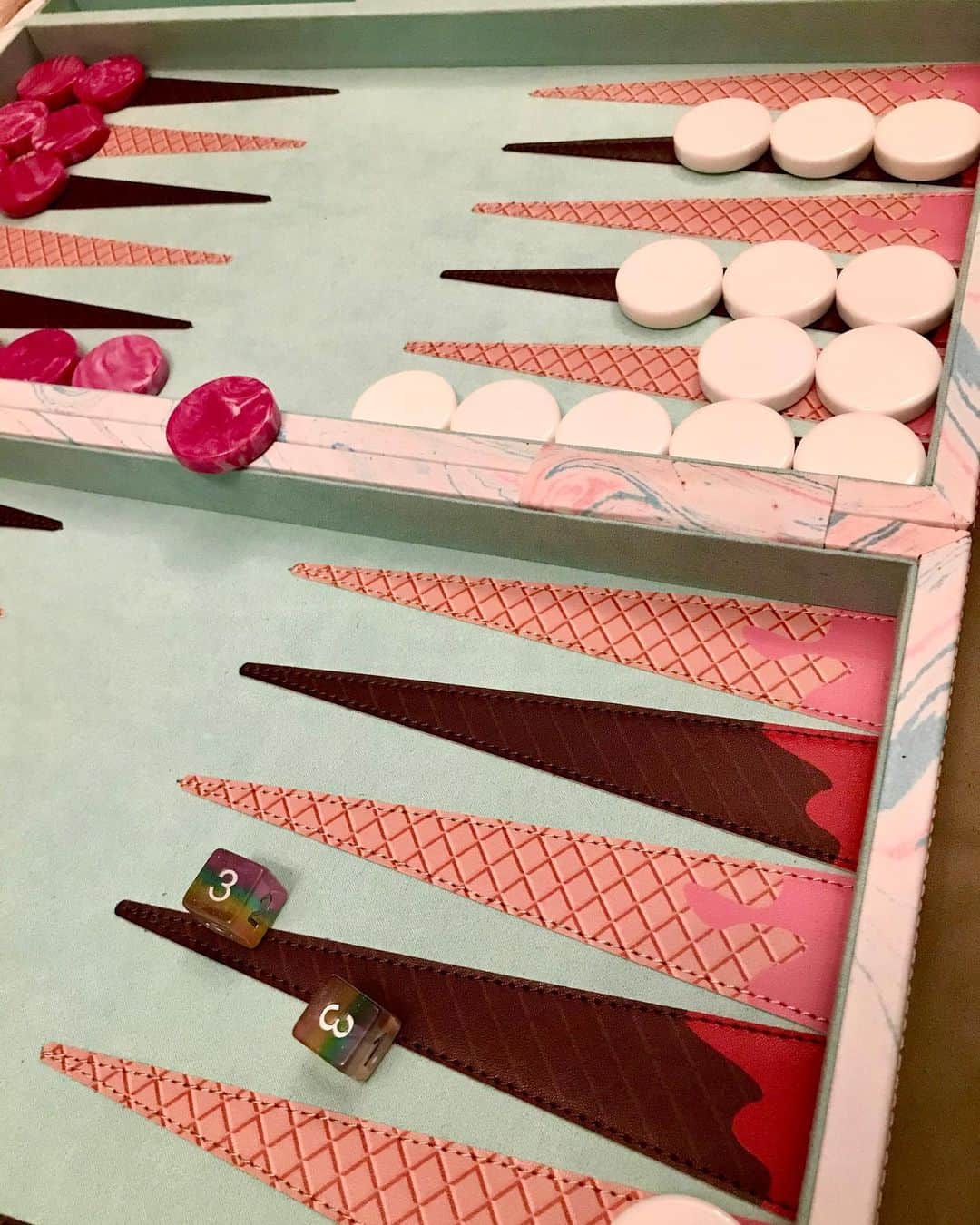 セス・グリーンさんのインスタグラム写真 - (セス・グリーンInstagram)「Quarantine activity: backgammon   My awe and frustration with how often @claregrant rolls doubles.  Thanks for the gorgeous kit @backgammonbaby」7月22日 7時27分 - sethgreen