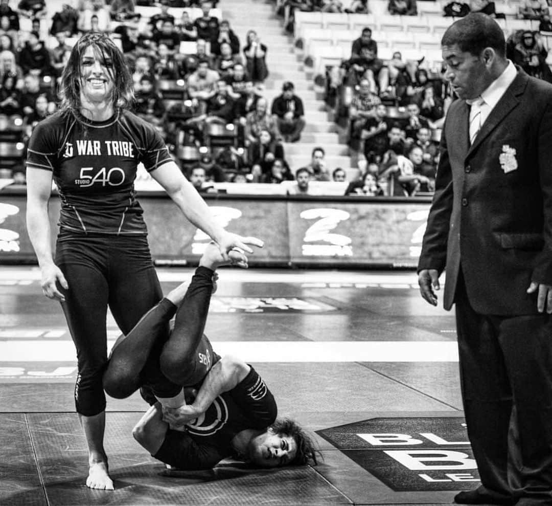 マッケンジー・ダーンのインスタグラム：「Caption this 🤪 A legenda é com vcs 🤪  Great shot by @lisalisapicspics」