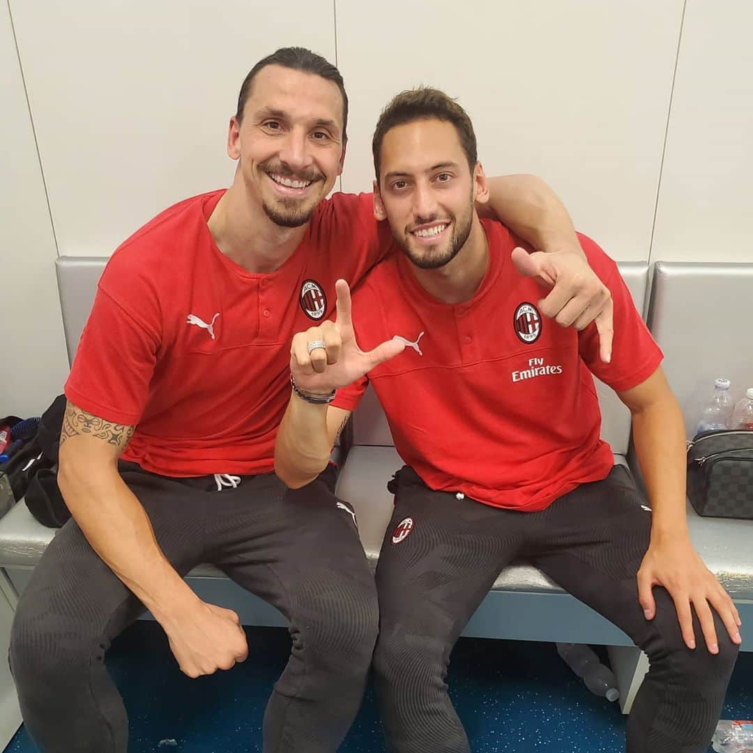 ハカン・チャルハノールさんのインスタグラム写真 - (ハカン・チャルハノールInstagram)「No problem @iamzlatanibrahimovic  2+2 😄✌🤙 #acmilan #beliveinyourself」7月22日 7時31分 - hakancalhanoglu