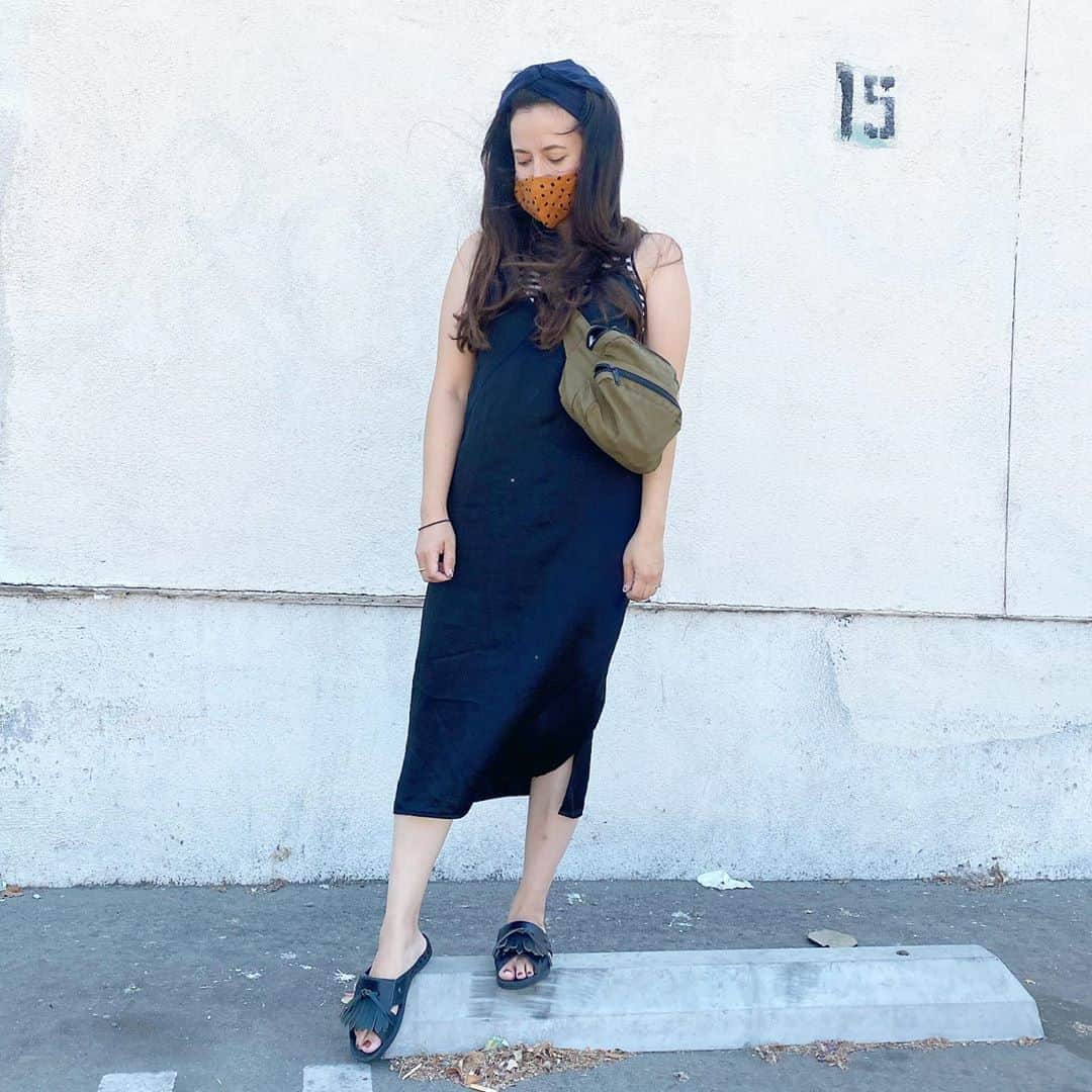 フリーディアのインスタグラム：「Been living in this slip dress. I think I need more or maybe... I will make more 🤔 💭  Photo taken by @everestsnow 🌵 この夏はこのスリップドレスが定番になってきた。もっと欲しいね。それか、作ろうかな〜。その前に、できるかな〜？ 写真は息子が撮りました🌵 #ootd #outfits #outfitinspiration #summeroutfit #baggu #bensansandals #slipdress #easy #chinatown #friediamn #everlane #toiletsandals #bench」