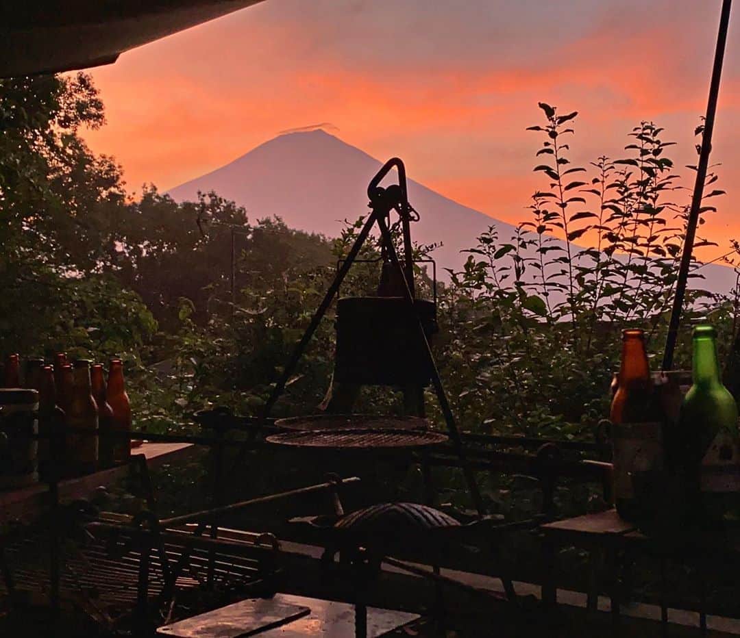 phantastic420のインスタグラム：「. 🤩🤩“Shizuoka” prefecture in Japan is a place where you can see the most “phantastic” Mt. Fuji🗻 in the world.🤩 #富士山 #mtfuji #japan #shizuoka #fujinomiya  #宮すた #miyasta @fujinomiyacity  #phantastic420photography #mostphantasticmtfuji #selamatpagi  #goodmorning  #おはようございます 😇😇😇😇😇😇😇🗻😇😇😇😇 自宅でこんな写真撮りたくなかった🤣何故あと5分早く起きれない🤣」