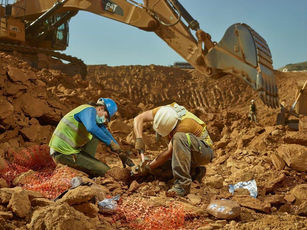 National Geographic Creativeさんのインスタグラム写真 - (National Geographic CreativeInstagram)「Photo by @paoloverzone  Paleontologists at work close to excavators in the Can Mata dump in Catalonia, Spain. Paleontologists isolate and protect fossils every time excavators expose them. The Can Mata site is a true gold mine for paleontologists with almost daily findings.  Follow @paoloverzone for more photos and stories」7月21日 22時50分 - natgeointhefield