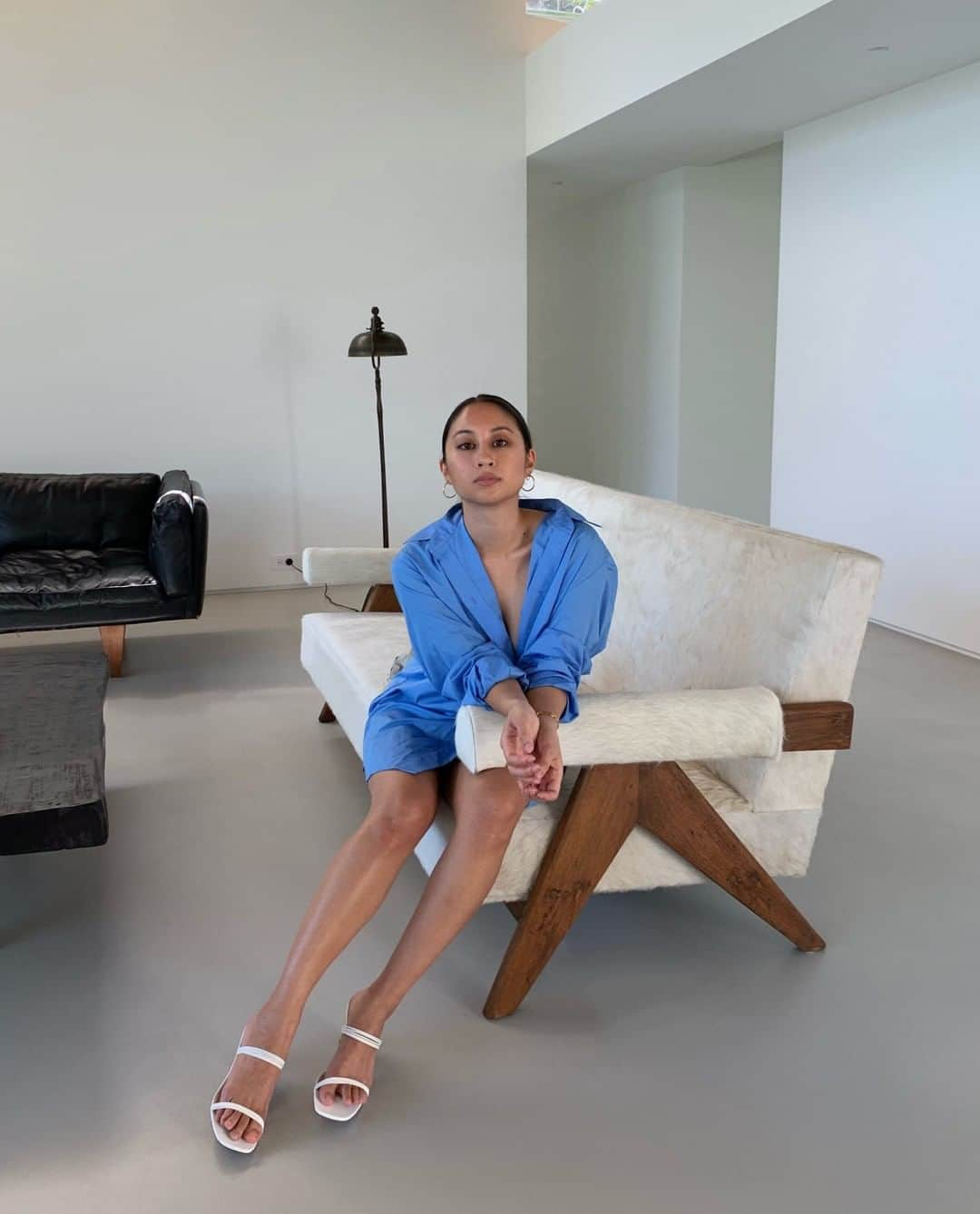 ネッタポルテさんのインスタグラム写真 - (ネッタポルテInstagram)「BABY BLUES: Giving a lesson in at-home chic, @jordanrisa styles an oversized shirt with sleek sandals. #TheNETSET  Tap the link in bio to shop at #NETAPORTER.」7月21日 23時00分 - netaporter