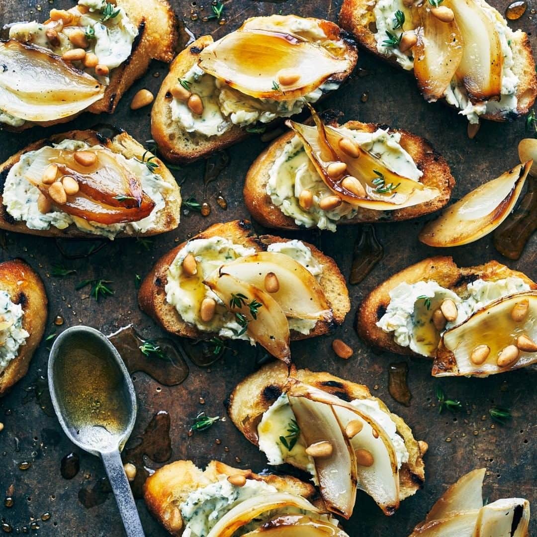 Food & Wineさんのインスタグラム写真 - (Food & WineInstagram)「Don’t skip the zippy honey-vinegar drizzle that finishes off Chef Andrae Bopp's (@thebasecampchef_) flavorful crostini—it coaxes out even more flavor from the sweet onions and balances the blue cheese. Recipe linked in our bio. 📷: @johnny_autry」7月21日 23時00分 - foodandwine