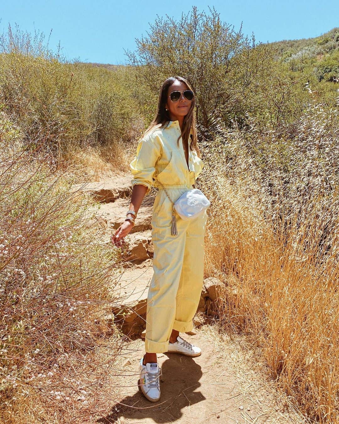 ジュリー・サリニャーナのインスタグラム：「Matching with nature because why not? 💛☀️ @revolve @lacademie_ #revolvesummer」
