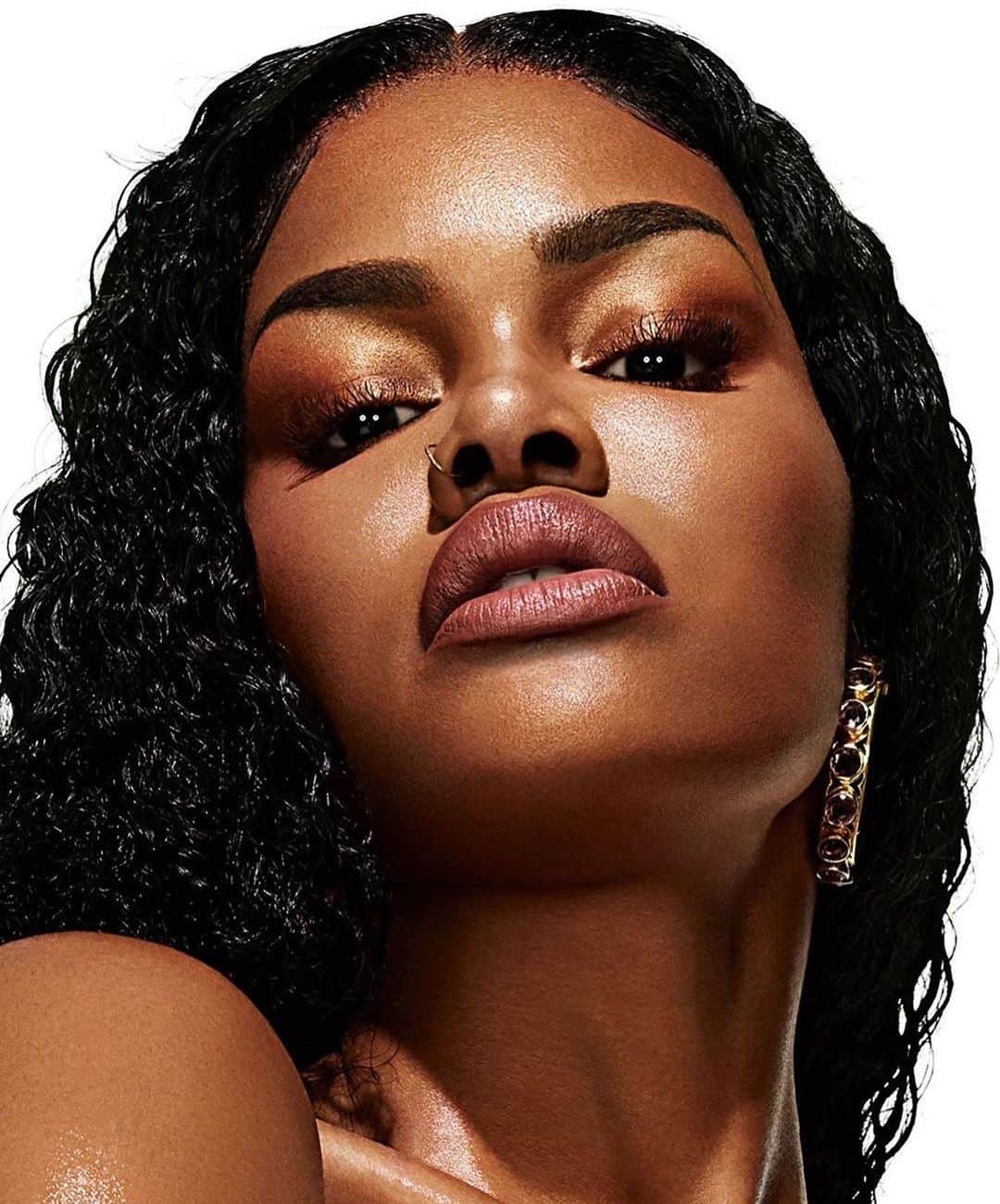 M·A·C Cosmetics UK & Irelandさんのインスタグラム写真 - (M·A·C Cosmetics UK & IrelandInstagram)「From mega-bold to au naturel – a collection that can do it all for the person who does it all. @teyanataylor brought back her old-school favourites and mixed in all-new shades to create looks for every skin tone, type and day. #MACTeyanaTaylor #MACCosmeticsUK #MACCosmetics   Available at maccosmetics.co.uk & @asos @asos_faceandbody」7月21日 23時08分 - maccosmeticsuk