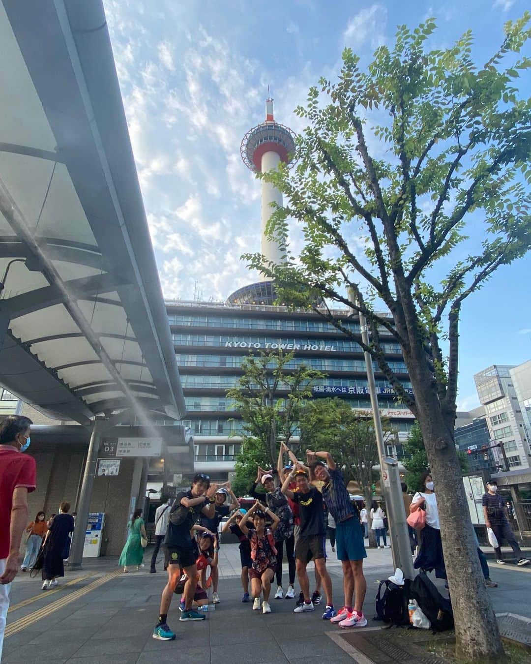 きゃっするひとみーさんのインスタグラム写真 - (きゃっするひとみーInstagram)「いざー！  . また今年いちばんの暑さ更新の日の真昼間ロング！笑　しかも今回は大阪駅から京都駅、約50km😂✨ . 前回の岸和田城のとき、もっと長い距離を走りたい！！とおもっていたので、　@grlabrunning にお誘いもらって二つ返事したのを、10km地点でかなり後悔してました。笑　もう今回はほんとに暑さがきつかったー！😂いやほんと暑かってん。笑　影がない。笑 . 以前おなじコースで走った友人が主催で✨丁寧なガイドもあり、方向音痴なわたしでもたどり着くことができました。 . 久しぶりにみんなと走るのはとても楽しく。ゴール後の50kmをともにした仲間と京都タワービアガーデンでのビールと夜景は今年の夏のハイライト間違いない😂 . ラスト10kmは足つりまくりおばさんとなってたのに、みんながペース合わせてくれて完走できた😭😭 ありがと！！！ . またロングのマラニックしたい✨😊 . #リュックが50km走ろうとしてるリュックじゃない #1人だけピクニック #休憩後と下り坂のテンションがすごい #3分で元気なくなるのでウルトラマンみたいですね #きゃっするさん！日陰で下り坂がつづきます！ #きゃっするさん！きっと登り坂です！ #主催者熱中症ワープ #40kmからみたラボメンの強さ #後半結局麦茶 #健康ミネラル麦茶 #定食がたべたい #ラーメンが食べたい #誘惑しかないロード #と思ったら車屋さんしかないロード #何時間経ってもくもりになりません #鬼の晴れ男 #この環境で走りきったら怖いものはない #ヘアアイロン持って行ってたのに結局使わない #水を浴びることを覚えたきゃっするさん  .  #京都タワー尊い . 京都タワーは地下が温泉、屋上ビアガーデンになってます❤️❤️  ⚠︎今回走っている間はマスク着用していませんが、電車などの移動、飲食店などの室内ではマスク着用しておりました。ビアガーデンでも飲み物をとりにいくときはマスク着用です。 ランナー同士は前を向いて走り、河川敷や人混みのほぼない道を走っております。 .」7月21日 23時17分 - takaxjumppp