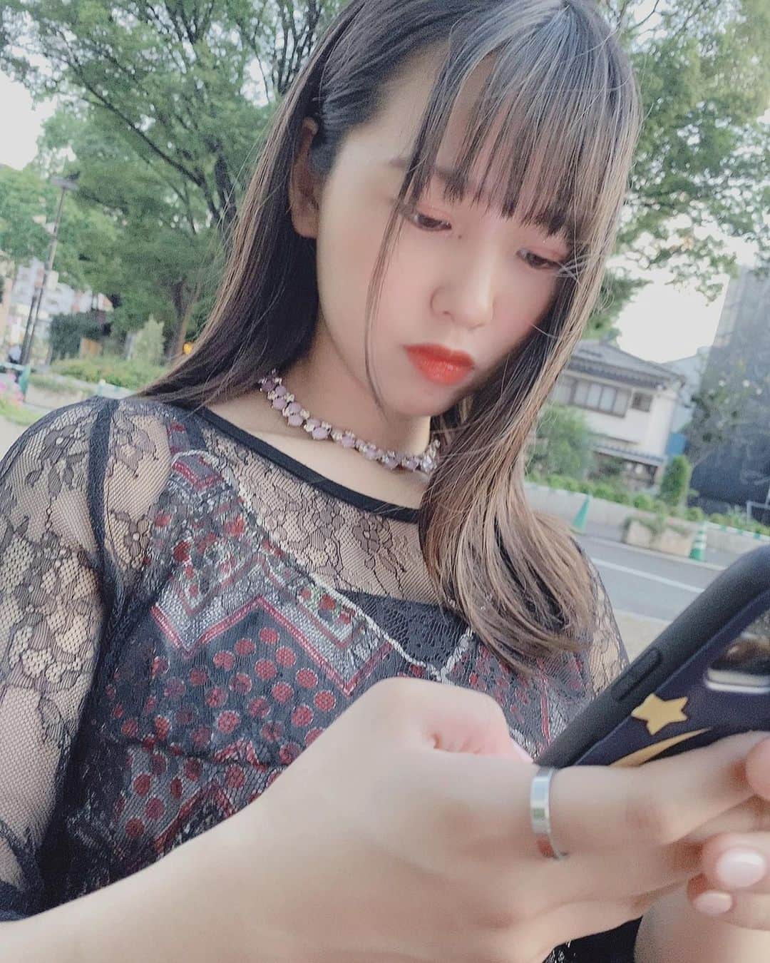 本郷柚巴のインスタグラム：「最近陽が長いね💛🖤 ・ ・ あぁ、、ギターの練習もしたいからお気に入りのネイルもうそろそろ外さなくちゃ🧚🏻 ・ ・ ・ ・ ワンピース結構露出度高いから、困ったときのシースルー ・ ・ ・ #古着 #古着女子 #nmb48  #本郷柚巴 #onepiece #seethrough」