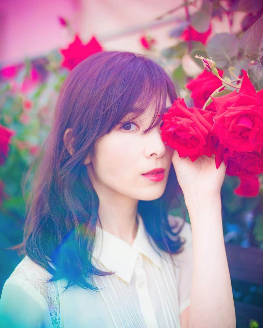 永峰絵里加さんのインスタグラム写真 - (永峰絵里加Instagram)「Red roses 🌹  ・ もう一枚。真っ赤な薔薇ちゃん。  ・ ・ ・ ・ photo by @427yyy  hair makeup by @mihotanaka0409  ・ #erikanagamine #testshoot #modeling #tbt❤️ #throwbackthursday #rose #redroses  #いつかの #赤い薔薇」7月21日 23時12分 - erikalmaz