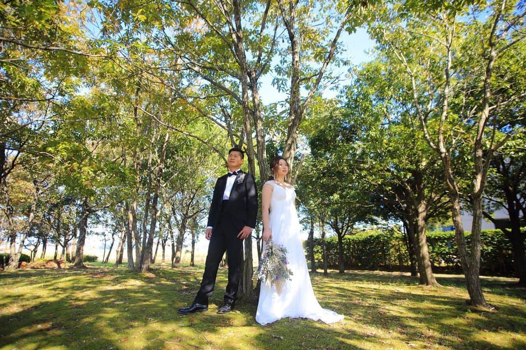 小松結婚式 M&U エムアンドユー ウェディングのインスタグラム：「【パーティーレポート】木場潟公園でのロケーションフォト。﻿ ﻿ 木場潟には、青空とグリーンに囲まれた写真映えするロケーションがたくさんあるんですよ！﻿ ﻿ *・。*・ウェディングストーリー*・。*・﻿ 結婚3周年のタイミングでお式をされたお二人。﻿ ﻿ お子さまが誕生し生活が落ち着いたことを機に、3年越しの念願を叶えられました。 ﻿ ﻿ 「地元で・印象に残る結婚式にしたい・友達をたくさん呼びたい」と木場潟でのガーデン挙式に。 ﻿ ﻿ 挙式・パーティーの様子をご紹介していきます♪﻿ ﻿ LOCATION : UMI no RUSTICWEDDING﻿ PARTY SPACE : LAGO BIANCO﻿ Season：Autumn﻿ ﻿ M&Uの公式サイトでは、挙式・披露会陰会場のご紹介やパーティーレポート、最新の情報などをご確認いただけます。﻿ ﻿ プロフィール( @mandu_wedding )内にあるURLよりご確認ください。﻿ ﻿ *・。*・。*・。*・。*・。*・。*・。﻿ ﻿ 【苔の里・木場潟を巡る♪ 杜と湖のラスティックウエディング見学会】﻿ ﻿ 南加賀の大自然を舞台とする“杜と湖のラスティックウエディング”。﻿ その舞台となる苔の里・木場潟の見学ツアーです。﻿ 実際のロケーションを体感してお二人のイメージを膨らませてください！﻿ ﻿ ○開催日／土日祝の11:00〜15:00（完全予約制）﻿ ○お問い合わせ・お申し込み／プロフィール内のリンクより公式サイトにお進みください。﻿ ﻿ *・。*・。*・。*・。*・。*・。*・。﻿ ﻿ 【M&U WEDDING の結婚式】﻿ ﻿ 100年経っても変わらないこの景色。﻿ 訪れるたび、幸せの記憶がよみがえる。﻿ ﻿ 石川県小松市。ここにある自然環境を最大限に活かした、シンプルでナチュラルな結婚式、『ラスティックウエディング』﻿ ﻿ ラスティックとは、「素朴」や「温かみ」という意味があります。﻿ 自然に囲まれて、気持ちのよい日差しを浴びながら、飾り過ぎない素の美しい世界で、大切なゲストとかけがえのない時間を過ごす。まるで映画のワンシーンのようなウエディングです。﻿ ﻿ *・。*・。*・。*・。*・。*・。*﻿ ﻿ ﻿ ﻿ ﻿ ﻿ #ロケーションフォト ﻿ #エムアンドユー花嫁 #パーティーレポート﻿ #杜と湖のラスティックウェディング #エムアンドユー #苔の里 #木場潟公園 #石川 #石川県 #小松市#小松 #金沢市 #金沢 #加賀 #加賀市 #野々市#野々市市 #白山 #白山市 #小松結婚式 #小松市結婚式 #小松結婚式場 #小松市結婚式場  #ラスティックウェディング #リゾートウェディング  #小松カフェ #金沢カフェ #ホテルビナリオKOMATSUセントレ #ラーゴビアンコ」