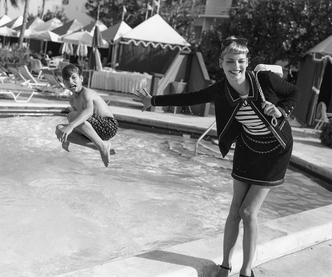 ブルース・ウェーバーさんのインスタグラム写真 - (ブルース・ウェーバーInstagram)「Swimming lessons with @LindaEvangelista, Miami, FL, 1994, for @vogueitalia.」7月21日 23時13分 - bruce_weber