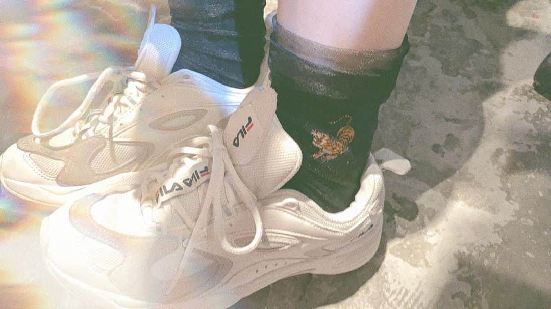 百瀬怜のインスタグラム：「シースルーの靴下初めて履きました✌︎（重ね履き）@オカ研  #靴下 #FILA」
