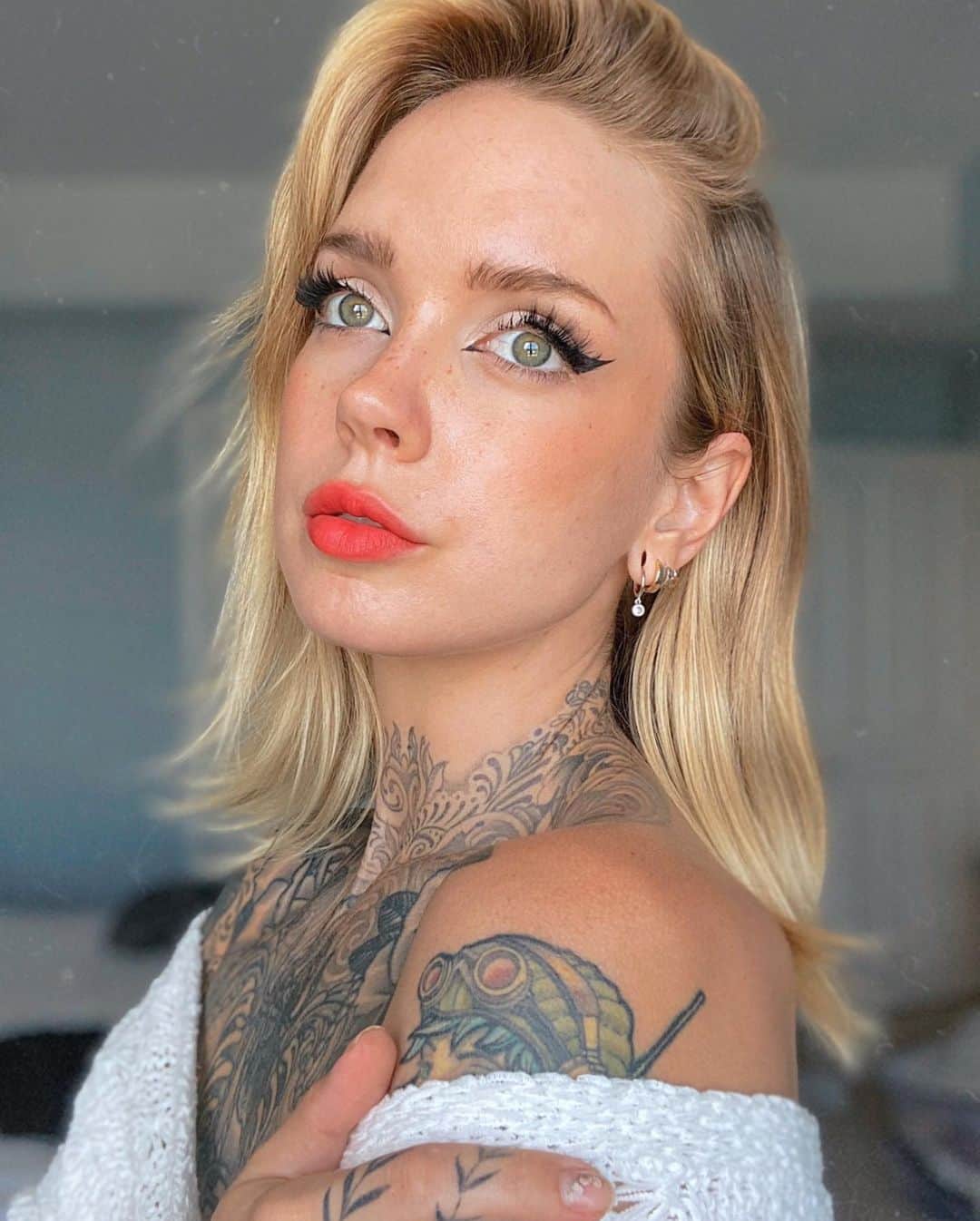 サラ・Xのインスタグラム：「A little glam ✨ from yesterday. Lipstick is Ink The Velvet in Celeb Deep Rose (an impulse buy ordered from @yesstyle when I was ordering skincare) with some #fauxfreckles to match my freckle-y shoulder ⁣ ⁣ ⁣  #simpleglam #glammakeup #glammakeuplook #cateye #cateyeliner」