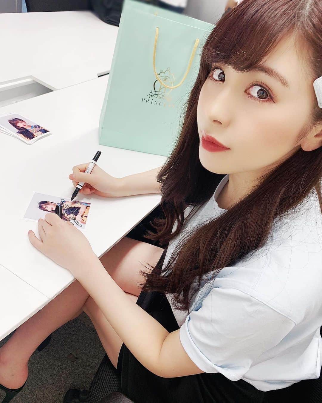 宮下舞花さんのインスタグラム写真 - (宮下舞花Instagram)「愛を込めて…🖋♡signは小学校の時から同じです。」7月21日 23時21分 - maikamaimaika