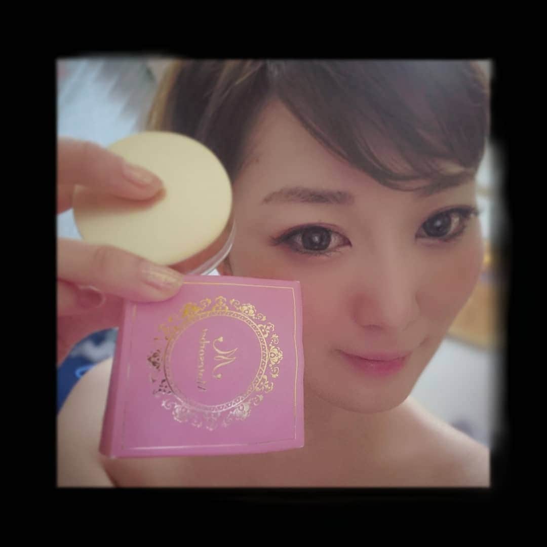のインスタグラム：「ぷるぷる♥️うるうるなゲルクリーム(ˊ˘ˋ*)♡ 塗り心地もよく伸びがよし、肌馴染みも◎ 『モテソルベ』はバスト専用に開発された 新感覚のマッサージクリーム😮💕 モテソルベ→ @motesorbet_official  合計25種類もの素材は、 厳選されたものばかりで ハリやツヤ、潤いをサポート«٩(*´∀`*)۶»  持ち運びも出来るサイズ、 旅行にも持っていけるぅ♥️  手に取った感じはソルベっぽい ザラっとした見た目ですが、 ザラザラ感はなく伸びの良いジェルクリーム😻  固めかなと思いきや、 すぐに溶けて滑らかなテクスチャー٩(๑>∀<๑)۶  オムネに、マッサージ👍✨  #マッサージ #美容 #beautiful #beauty #美容好き  #COSME #新作 #新商品 #コスメ #モテソルベ #motesorbet #マッサージクリーム #コスメ好き  #新作コスメ #新商品コスメ #バスト #バストマッサージ #ボリューム #ぼんきゅっぼん #ハリとツヤ  #pr #skincare #body #bodymake #bodybuilding #bodycare #ボディケア #マッサージオイル #fashion」