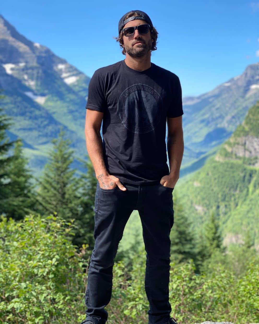 ブロディ・ジェンナーのインスタグラム：「I go to nature to be soothed and healed, and to have my senses put in order. This place is special. 💙」