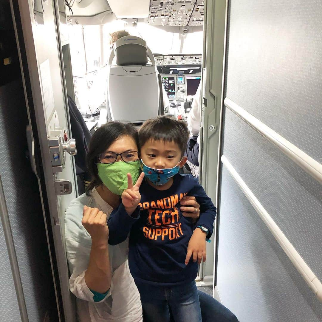 生島早織さんのインスタグラム写真 - (生島早織Instagram)「4歳児ツインズとの、ブラジルからの帰国旅✈️  サンパウロから、アムステルダムまでの機内は、なんて穏やかだったのでしょう🥰  長男の頭に荷物が落ちてきて吹き飛ばされる事故があったものの大事に至らず、機内でも双子それぞれ寝るタイミングがずれ私は2時間ほどしか寝れなかった。それでも穏やかだった❣️  アムステルダムで9時間の待ち時間の間に、徐々に雲行きが怪しくなりました💦  次男の食べたいもの（パスタ）が空港中探しても見つからず、代わりの物でごまかすも、思い出したように食べたい食べたいとゴネる。 『わがままを言ってママを困らせない！』と言う、出発前の約束を守ろうと、頑張る！ 今回の旅の記念にと、双子達からリクエストのあった腕時計⌚️⌚️ それぞれお気に入りのベルトを選び上機嫌😊❣️  そのまま飛行機へ✈️  すぐに寝た次男が、半分起こされる形で起き、そこから数時間後地獄が始まった😭 オレンジジュースを頼むと自分にだけプラスチックカップだったのが気に入らない💦 あまりの荒れように、CAさんがグラスコップに替えてくれる。  次に、お気に入りの本を読んでそのまま寝るかと思えば、また別のお気に入りの本が読みたいとゴネる💦 それは、預け荷物の中にあると言っても読みたい読みたいのオンパレード！ もう、日本には帰らない！🇯🇵✈️ ここで降りる😱  って・・・  因みにその本は、海の生き物の図鑑😣 そんな重いの持って来れるわけないやろ！ と思いながらも、冷静に説明。  話し合いが1時間を超え、シートベルト着用サインが点灯したり、眠いのと重なり、私もネタも無くなってきた。  最終手段💦  携帯だ！  ネットを繋ぎお気に入りのテレビ。 2人並んでおとなしく。  今のうちに私は少しでも睡眠。  とはいかない・・・  小競り合いが始まる😣😣😣  そのまま着陸態勢🛬  着陸後PCR検査。  スムーズに行くわけはなく、大声で泣き叫び暴れ、前後2時間、私は抱っこしながらスーツケースと荷物を持ち飛行機から検査会場、待機場所へ移動。 腕も肩も背中も麻痺してお箸も持てなかった💦  しかし、預け荷物をピックアップし、その中にお気に入りの本がある事を確認し、待機中の食料調達の為コンビニに寄った途端ご機嫌スイッチオン👍  わーーー‼️ 僕の大好きな牛乳がある〜❣️❣️❣️ ママ〜これ買って良い？ ママ〜僕の好きなトミカ もある〜 このヨーグルトも食べたい！ やったーやったー大好きなメロンパンがある！  もー何でも買って‼️ お菓子でもおもちゃでも好きなもの買って！ （おもちゃはトミカ と風船とシャボン玉しか売ってない）  検査の結果待ちは5時間。 大人にもキツイが子供には・・・ 考えるだけでも恐ろしかった💦  しかし、移動のお手伝いや荷物を運んでくれたりしたお姉さんと仲良しになった双子達。 お姉さんが来ると喜んで駆け寄る😁 最後には名残惜しそうに😁  そうです！  3人揃って検査結果は陰性👍  しかも、同じ飛行機に乗っていた人の中に陽性者は居なかったらしい。 それを聞いて気持ちも楽になりました😊  待機中、何度もお手洗いに。 わー‼️トイレがきれい‼️ あれ⁉️流すところがない‼️ 大変‼️トイレットペーパー入れる箱がない‼️  センサーで水が流れるトイレ。 トイレットペーパーがそのまま流せる。 手洗いの水が勢い良く出る。 石鹸もセンサー🧼  全てに感動する双子達🥺  日本では当たり前にある物の有り難さ。 特に水の大切さを改めて感じる。 特に海外ではトイレは空気椅子ですが、この綺麗さなら座る気になる🚽  次男が、あんなに荒れたのは初めて。 頑固ではあるけど比較的聞き分けが良かったり話したら納得してくれるのに今回ばかりは・・・ 泣きたいのは私や‼️ と思いながら頑張った11時間✈️ 最後にPCR検査会場ですれ違ったCAさん達に、あなたは本当に良く頑張った❣️ あなたの対応は素晴らしかったわ‼️ きっと素晴らしい日本での生活が待っていると思う‼️ またコックピットに遊びにおいでと、パイロットさん👨‍✈️ （直訳的な文章😅）  そう、声をかけられ少し救われました🥺  機内はほぼ貸し切り常態だった事が救い💦 40時間の移動で目標睡眠時間は5時間でしたが、ギリギリ到達せず💦 それでも、無事帰国🇯🇵 そして、検査結果も3人揃って陰性。 本当に良かった💦  お疲れ様双子ちゃん💕💕 お疲れ様私❤️  そして、お手伝いしてくれた皆さん本当にありがとうございました😊  私は冬眠します🤣  #双子育児 #双子ママ #3人での帰国 #海外育児 #海外生活 #一時帰国 #旅の思い出 #始めての時計 #コックピット御招待 #当たり前の有り難さ #無事帰国 #pcr検査  #揃って陰性 #双子ママ #双子育児」7月21日 23時24分 - saori.ikushima