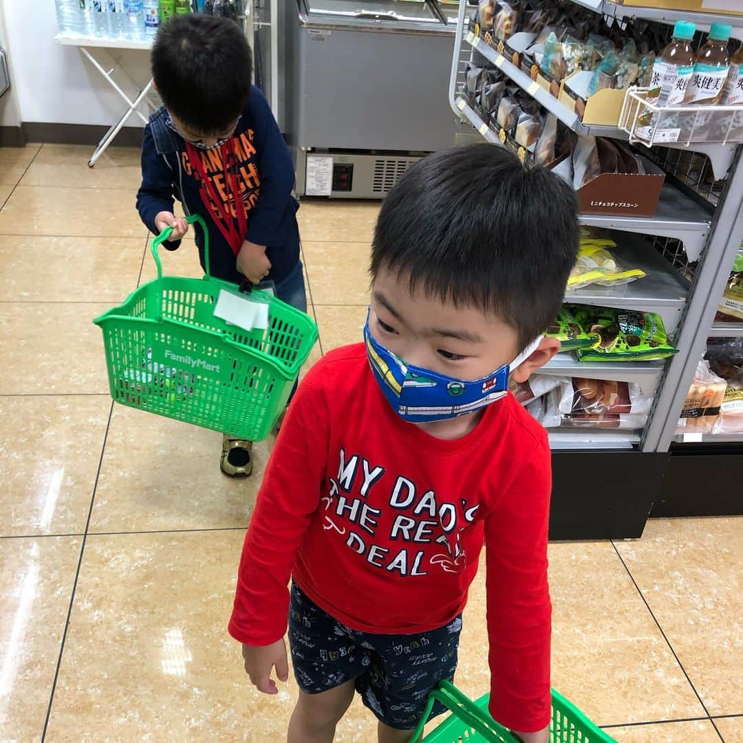 生島早織さんのインスタグラム写真 - (生島早織Instagram)「4歳児ツインズとの、ブラジルからの帰国旅✈️  サンパウロから、アムステルダムまでの機内は、なんて穏やかだったのでしょう🥰  長男の頭に荷物が落ちてきて吹き飛ばされる事故があったものの大事に至らず、機内でも双子それぞれ寝るタイミングがずれ私は2時間ほどしか寝れなかった。それでも穏やかだった❣️  アムステルダムで9時間の待ち時間の間に、徐々に雲行きが怪しくなりました💦  次男の食べたいもの（パスタ）が空港中探しても見つからず、代わりの物でごまかすも、思い出したように食べたい食べたいとゴネる。 『わがままを言ってママを困らせない！』と言う、出発前の約束を守ろうと、頑張る！ 今回の旅の記念にと、双子達からリクエストのあった腕時計⌚️⌚️ それぞれお気に入りのベルトを選び上機嫌😊❣️  そのまま飛行機へ✈️  すぐに寝た次男が、半分起こされる形で起き、そこから数時間後地獄が始まった😭 オレンジジュースを頼むと自分にだけプラスチックカップだったのが気に入らない💦 あまりの荒れように、CAさんがグラスコップに替えてくれる。  次に、お気に入りの本を読んでそのまま寝るかと思えば、また別のお気に入りの本が読みたいとゴネる💦 それは、預け荷物の中にあると言っても読みたい読みたいのオンパレード！ もう、日本には帰らない！🇯🇵✈️ ここで降りる😱  って・・・  因みにその本は、海の生き物の図鑑😣 そんな重いの持って来れるわけないやろ！ と思いながらも、冷静に説明。  話し合いが1時間を超え、シートベルト着用サインが点灯したり、眠いのと重なり、私もネタも無くなってきた。  最終手段💦  携帯だ！  ネットを繋ぎお気に入りのテレビ。 2人並んでおとなしく。  今のうちに私は少しでも睡眠。  とはいかない・・・  小競り合いが始まる😣😣😣  そのまま着陸態勢🛬  着陸後PCR検査。  スムーズに行くわけはなく、大声で泣き叫び暴れ、前後2時間、私は抱っこしながらスーツケースと荷物を持ち飛行機から検査会場、待機場所へ移動。 腕も肩も背中も麻痺してお箸も持てなかった💦  しかし、預け荷物をピックアップし、その中にお気に入りの本がある事を確認し、待機中の食料調達の為コンビニに寄った途端ご機嫌スイッチオン👍  わーーー‼️ 僕の大好きな牛乳がある〜❣️❣️❣️ ママ〜これ買って良い？ ママ〜僕の好きなトミカ もある〜 このヨーグルトも食べたい！ やったーやったー大好きなメロンパンがある！  もー何でも買って‼️ お菓子でもおもちゃでも好きなもの買って！ （おもちゃはトミカ と風船とシャボン玉しか売ってない）  検査の結果待ちは5時間。 大人にもキツイが子供には・・・ 考えるだけでも恐ろしかった💦  しかし、移動のお手伝いや荷物を運んでくれたりしたお姉さんと仲良しになった双子達。 お姉さんが来ると喜んで駆け寄る😁 最後には名残惜しそうに😁  そうです！  3人揃って検査結果は陰性👍  しかも、同じ飛行機に乗っていた人の中に陽性者は居なかったらしい。 それを聞いて気持ちも楽になりました😊  待機中、何度もお手洗いに。 わー‼️トイレがきれい‼️ あれ⁉️流すところがない‼️ 大変‼️トイレットペーパー入れる箱がない‼️  センサーで水が流れるトイレ。 トイレットペーパーがそのまま流せる。 手洗いの水が勢い良く出る。 石鹸もセンサー🧼  全てに感動する双子達🥺  日本では当たり前にある物の有り難さ。 特に水の大切さを改めて感じる。 特に海外ではトイレは空気椅子ですが、この綺麗さなら座る気になる🚽  次男が、あんなに荒れたのは初めて。 頑固ではあるけど比較的聞き分けが良かったり話したら納得してくれるのに今回ばかりは・・・ 泣きたいのは私や‼️ と思いながら頑張った11時間✈️ 最後にPCR検査会場ですれ違ったCAさん達に、あなたは本当に良く頑張った❣️ あなたの対応は素晴らしかったわ‼️ きっと素晴らしい日本での生活が待っていると思う‼️ またコックピットに遊びにおいでと、パイロットさん👨‍✈️ （直訳的な文章😅）  そう、声をかけられ少し救われました🥺  機内はほぼ貸し切り常態だった事が救い💦 40時間の移動で目標睡眠時間は5時間でしたが、ギリギリ到達せず💦 それでも、無事帰国🇯🇵 そして、検査結果も3人揃って陰性。 本当に良かった💦  お疲れ様双子ちゃん💕💕 お疲れ様私❤️  そして、お手伝いしてくれた皆さん本当にありがとうございました😊  私は冬眠します🤣  #双子育児 #双子ママ #3人での帰国 #海外育児 #海外生活 #一時帰国 #旅の思い出 #始めての時計 #コックピット御招待 #当たり前の有り難さ #無事帰国 #pcr検査  #揃って陰性 #双子ママ #双子育児」7月21日 23時24分 - saori.ikushima