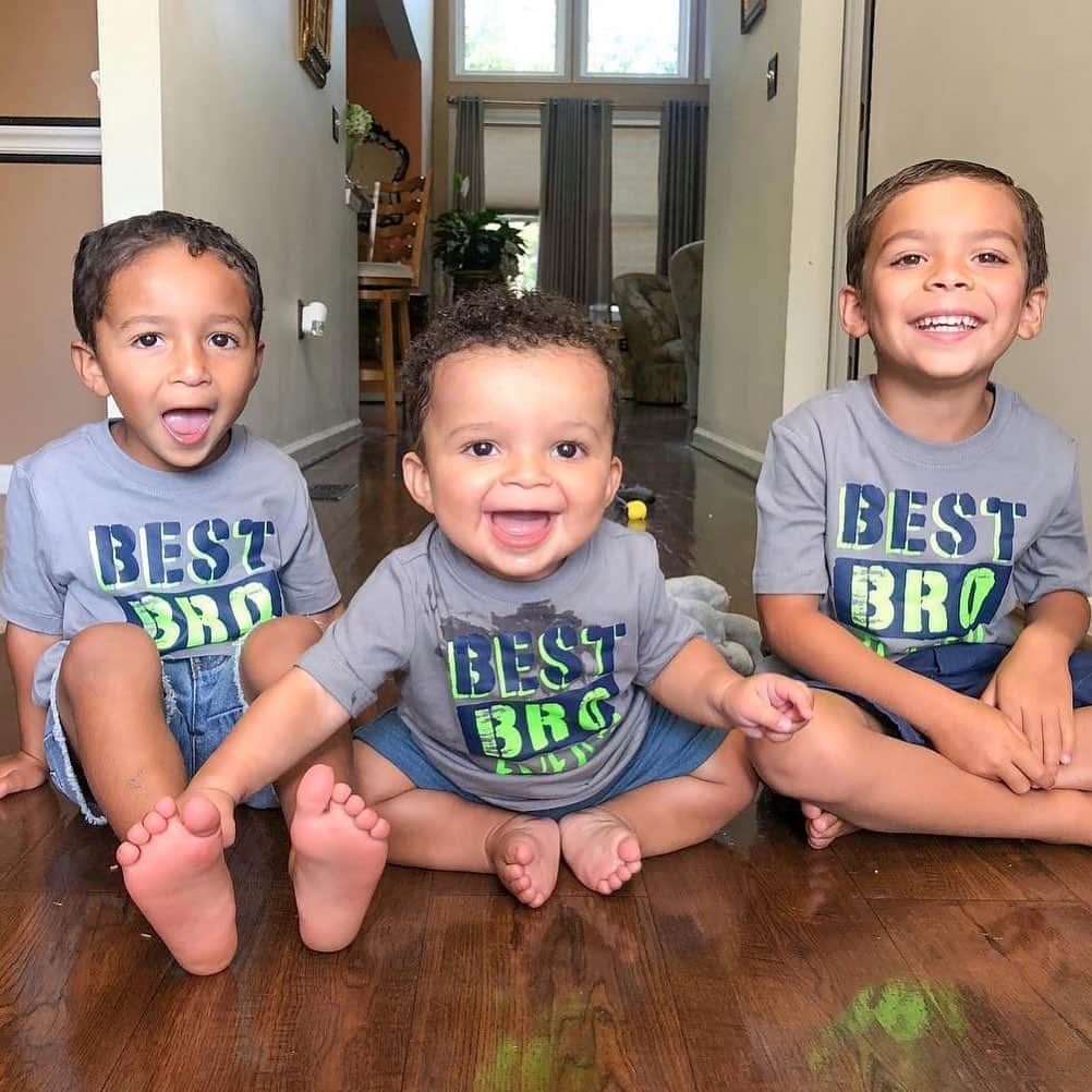 オシュコシュさんのインスタグラム写真 - (オシュコシュInstagram)「Triple the cool 😎 Triple the fun with the best bros EVER 🤩💙 Share your fave sibling pics with us @oshkoshkids! 🌟 #brothersforlife #oshkoshkids 📷: @dahiana.rabanal」7月21日 23時35分 - oshkoshkids