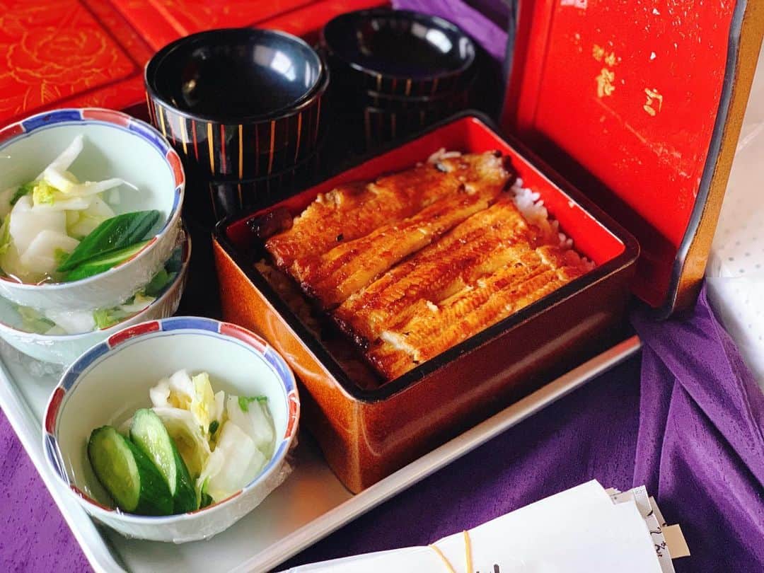 中村愛さんのインスタグラム写真 - (中村愛Instagram)「🥢♡ ・ ・ ・ #土用の丑の日 ‼️ いつも頼む鰻屋さんが今日はさすがに混んでいて💦ナカムライーツ発動🚗😂 #ウーバーイーツのテンションで読んで 出前もめちゃ忙しくて取りに行ったよ。 でも、次の日の朝に容器を家の外に置く感じも昔ながらで好きなんだよね。 #渋谷松川本店  #うなぎ #鰻重 #うなぎの肝 も好き。  ญี่ปุ่นวันนี้เป็นวันที่จะกินปลาไหล #อาหารญี่ปุ่น」7月21日 23時36分 - nakamuramura_ai