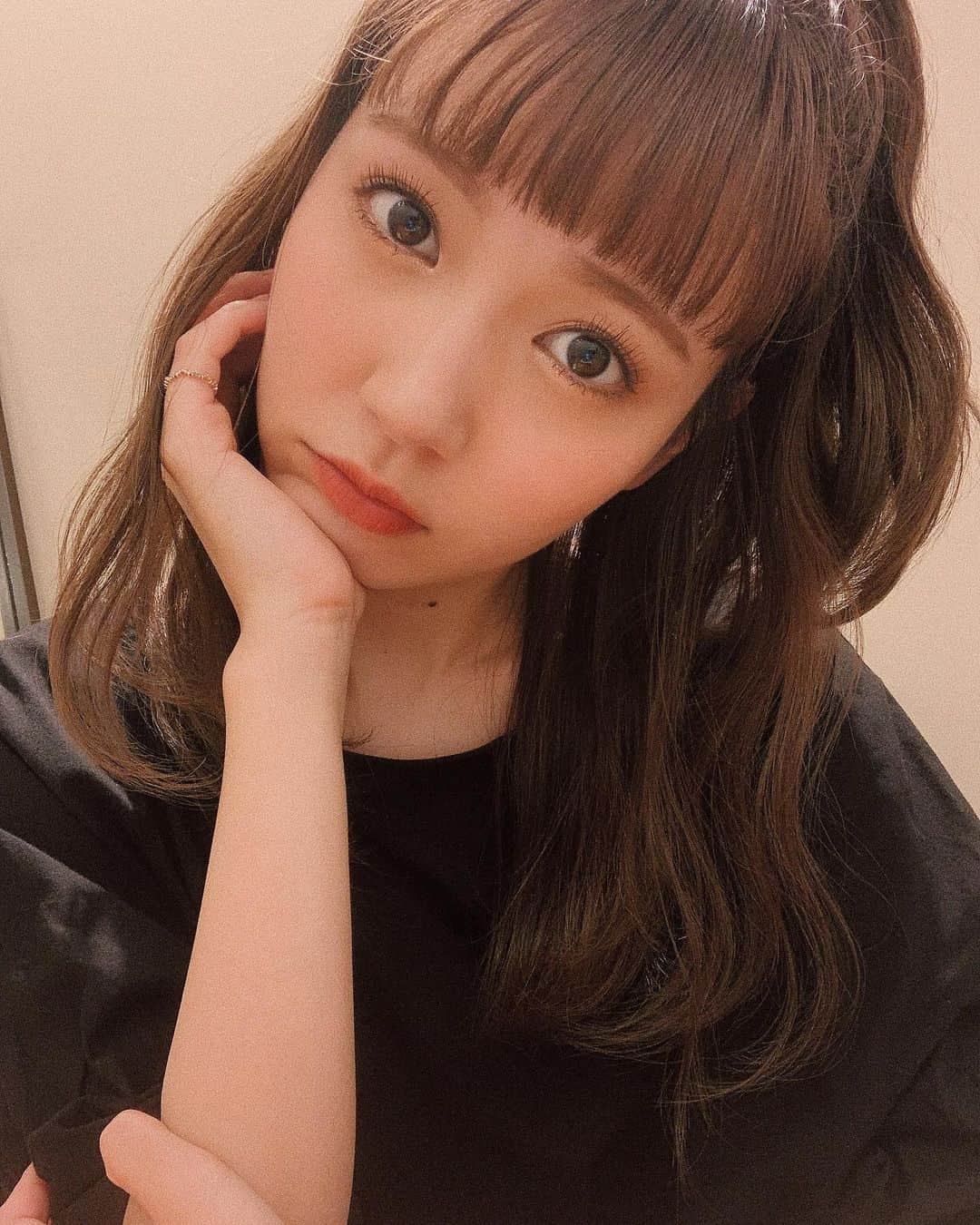 荻野可鈴さんのインスタグラム写真 - (荻野可鈴Instagram)「、 まつ毛パーマよき🙆🏻‍♀️ #梅雨でもカール落ちてこないの最高 #自まつ毛育て上げた #あごに手おきがち #久々のインスタに面白いことなに一つ言えない #ごめんさい #盛れてればそれでよしみたいなところある #盛れてればいいよね？　#ね？？？」7月21日 23時28分 - karin_ogino