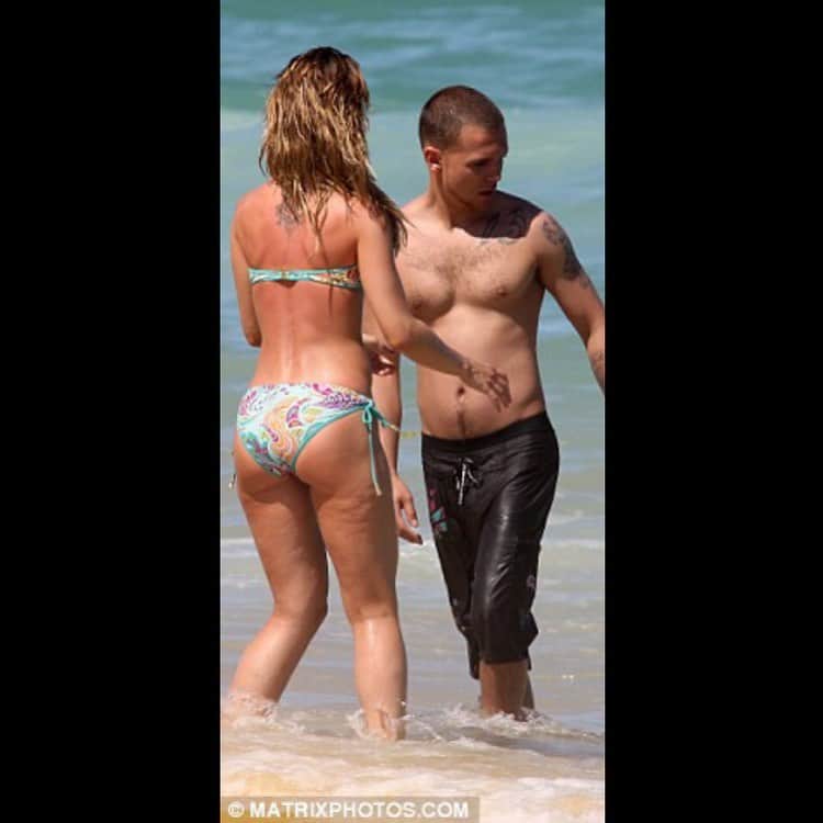 ミーナ・スヴァーリのインスタグラム：「In conjunction with my story-post, I am sharing this, as well, in order to showcase how detrimental these images can be.  The photo, here, was captured by a paparazzi and used, solely, to insult and shame, not only me, but everyone.  And I had to suck it up. But no more.  So here’s the story, that was never told: Years ago, I was invited to spend time down in Baja at a beautiful new beach resort. I was so moved and excited, and it was expressed to me that I would simply have to take some pictures or share that I was there, in some way, as they were comping the trip.  Yet, I had no idea that it was really a set up. There turned out to be paparazzi hiding in places no one ever would have seen, and on this particular day, I happened to be out on a jet ski, with my ex, and we came upon a woman, all alone out in the ocean on her own jet ski. She was stalled there,floating, because she had accidentally dropped her key into the water. Once we found her stranded we headed right back to shore to alert the hotel employees that she was out there. I was running back to my ex to tell him what they said and this photo is the capturing of that moment.  Yet, the image was used to exploit. And for what purpose? To reduce me to an “imperfection” that is extremely common in nature? To cement into young minds that this is “abnormal” in some sense? To communicate that one is only “good enough” if they look a particular way? I recently saw a photo of Katy Perry, pregnant at the beach, but it was taken from behind as she walked into the water. Again, for what purpose?! Do people need to keep seeing that others aren’t “perfect” in order to “feel better”? We are human. We are flawed. Our bodies are NOT PERFECT. And let me tell you, with age it doesn’t get any easier.  We must change our mentality. We must stop thinking and living our lives according to what we think we need to be like. It’s bullshit. I will not hide anymore. This moment, splashed all over the internet for the world to see, put me in such a shameful place within myself. And THAT, to me, is never worth it.  Be who you are. SHINE BRIGHTLY. Let us see your humanness in all it’s glory. Never allow yourself to be reduced. ✨」