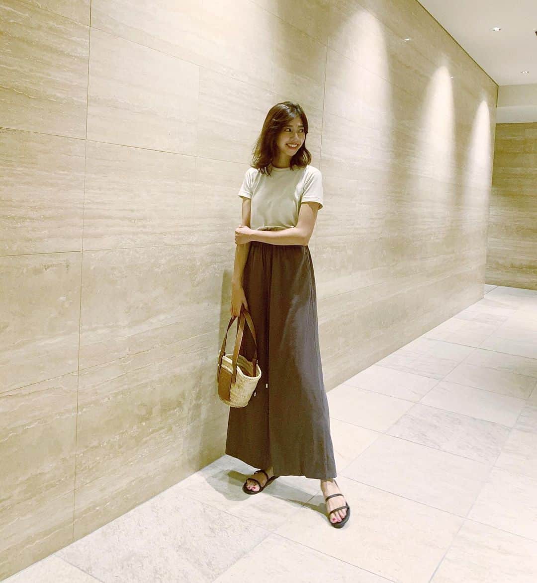 のインスタグラム：「#coordinate ☺︎♡﻿ ﻿ ﻿ ﻿ ﻿ tops・・#UNIQLO﻿ pants・・#milaowen﻿ sandals・・#TKEES﻿ bag・・#LOEWE﻿ ﻿ ﻿ ﻿ ﻿ ﻿ セールがちょこちょこ始まってるから戦利品ないかと店内見るんだけど、いつもセール品じゃないやつがよく見えちゃう🥺﻿ #セールあるある﻿ ﻿ ﻿ ﻿ ﻿ #ootd#fashion#beigecode#outfit #ミラオーウェン#ユニクロ#ユニクロtシャツ#ユニクロユー#ベージュコーデ#ロエベ#ティキーズ#サンダル#コーデ#コーデ記録」