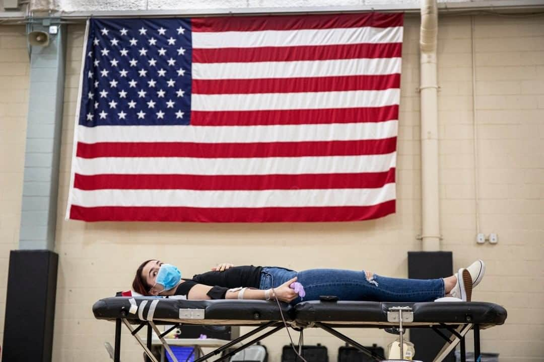 ナショナルジオグラフィックさんのインスタグラム写真 - (ナショナルジオグラフィックInstagram)「Photo by @edkashi  A Red Cross blood drive at the Meadowlands YMCA in East Rutherford, New Jersey, in April. I’ve spent the past two months documenting the people and businesses that have stepped up in my home state of New Jersey during the height of the coronavirus pandemic, which has now killed more than 15,000 people in the state. It's been my way to engage with the current situation in the only way I know how, through visual storytelling and going out into the world to observe, learn, document, and share. Follow me @edkashi for more from #RisingToTheCall, highlighting stories within New Jersey. #wewillprevail #lifeduringcorona #newjersey #gardenstate」7月21日 23時37分 - natgeo