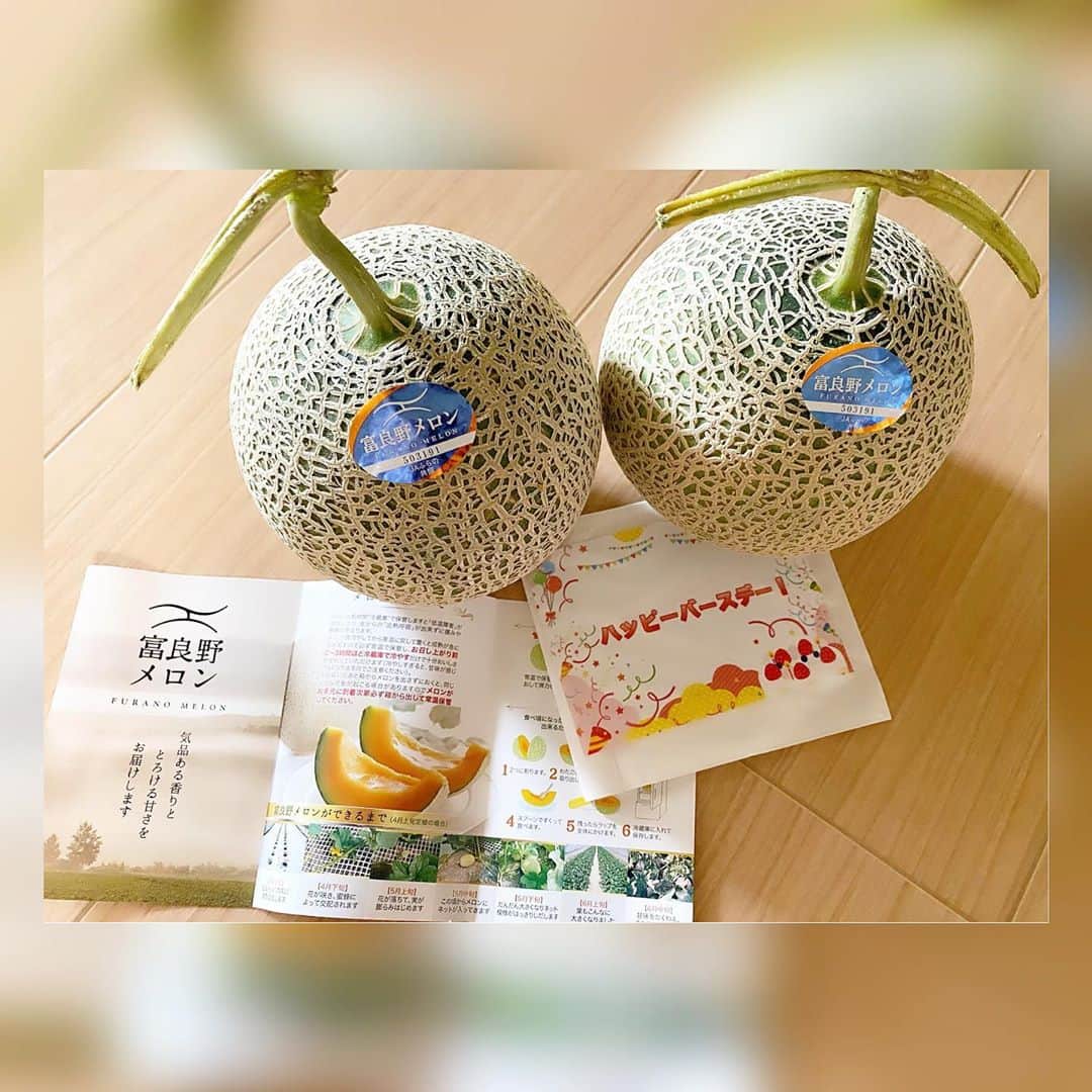 Momoeのインスタグラム：「. .  ちゃんなおとのんさんと そーちゃんからのプレゼント🍈🎁💕 毎年当日に送ってくださり ありがとうございます😢💓💓 本当に嬉しい😭✨ しゅったん人生初のメロン切り🍈❗️ 結果、センスありすぎて笑った（笑） 基本やればなんでもできるタイプの奴（笑） みよも一緒に食べました☺️💓 甘くて美味しかった💋 ありがとうございました💓💓 . . #happy #家事 #育児 #family #家族 #boy #smile #男の子 #息子 #code #love #lucky #kids #子供 #thankyou #宝物 #ベビー #fashion #follow #心 #縁 #パパ #ママ #家族写真 #男の子ママ #赤ちゃん写真 #photo #子育て #1歳 #flower」
