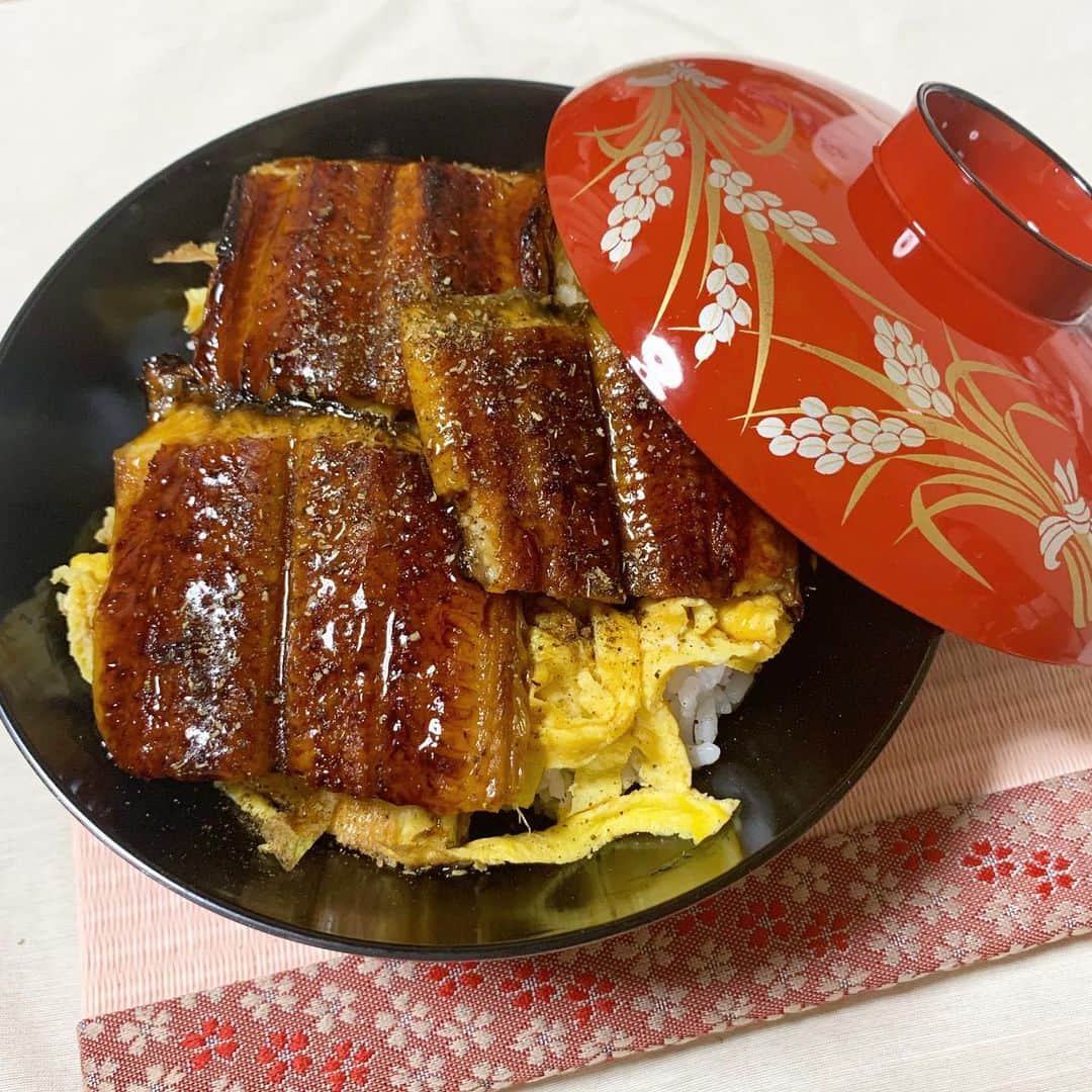 紀伊さつきのインスタグラム：「#土用の丑 #土用の丑の日  「う」がつく食べ物なら何でもいいのよね。 1番好きなのは うし(牛肉)だけど🥩 #うなぎ も大好き #ごちそうさまでした」
