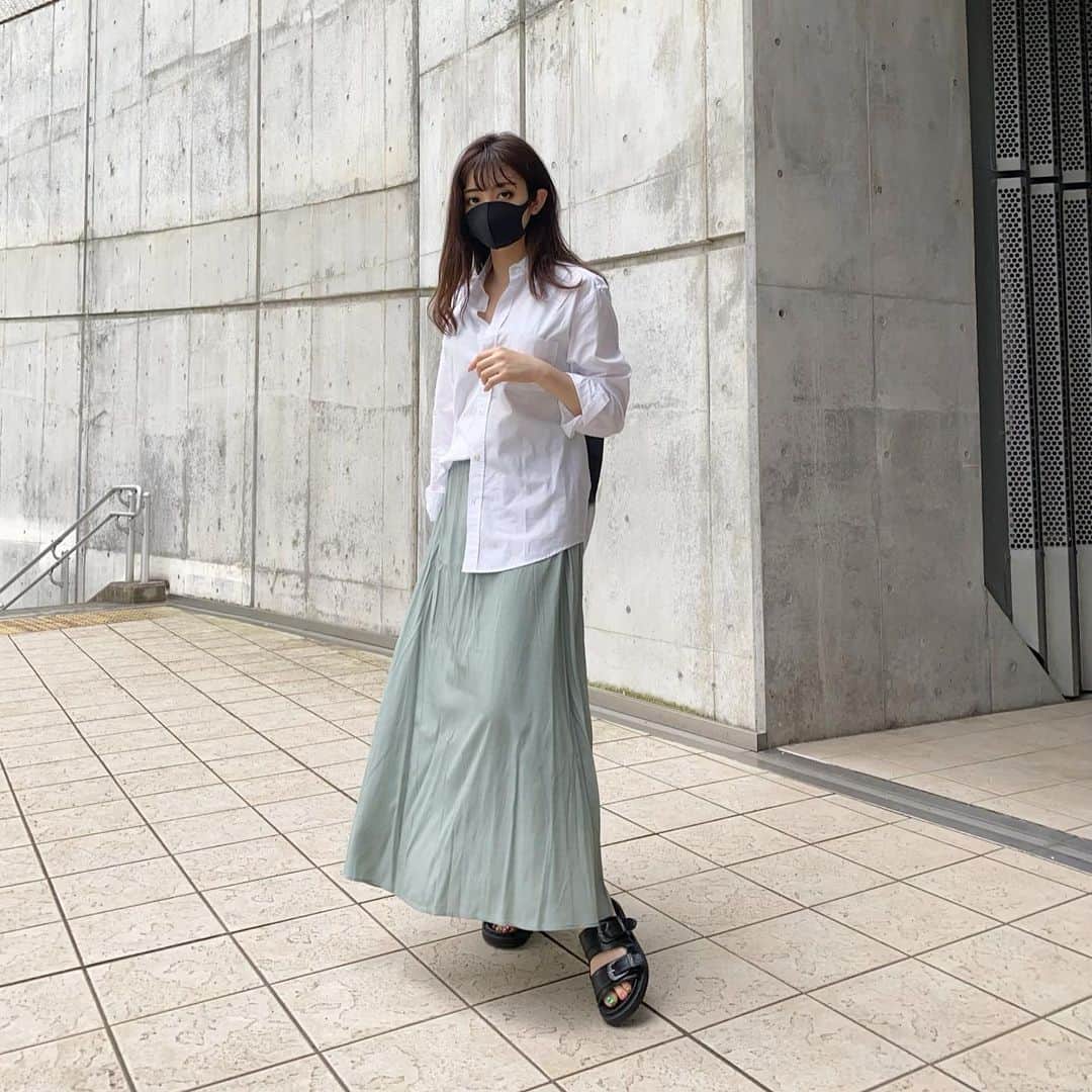 のインスタグラム：「👣  ㅤㅤㅤㅤㅤㅤㅤ @supremenewyork のシャツいい感じ🤡  光沢のある @reca.yahoo の グリーンのロングスカートに合う💚  #今日のコーデ #お洒落さんと繋がりたい #オシャレさんと繋がりたい #おしゃれさんと繋がりたい#服好きな人と繋がりたい #韓国ファッション #ootd #いいね返し #今日の服 #韓国好きな人と繋がりたい#おしゃれ好き #着画くら部 #置かずコーデ  #おしゃれな人と繋がりたい #お洒落な人と繋がりたい#reca #recaコーデ」