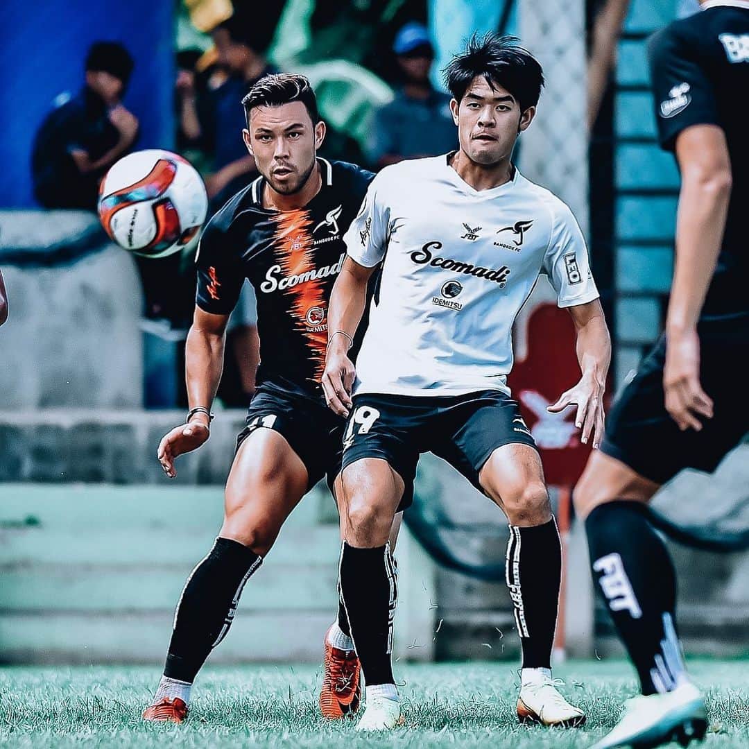ヴィンセント・ケインのインスタグラム：「Marking the next generation 💪😎 @aun_supawit  #bangkokfc #friendly #nextgen #kv11 #firebulls #football」