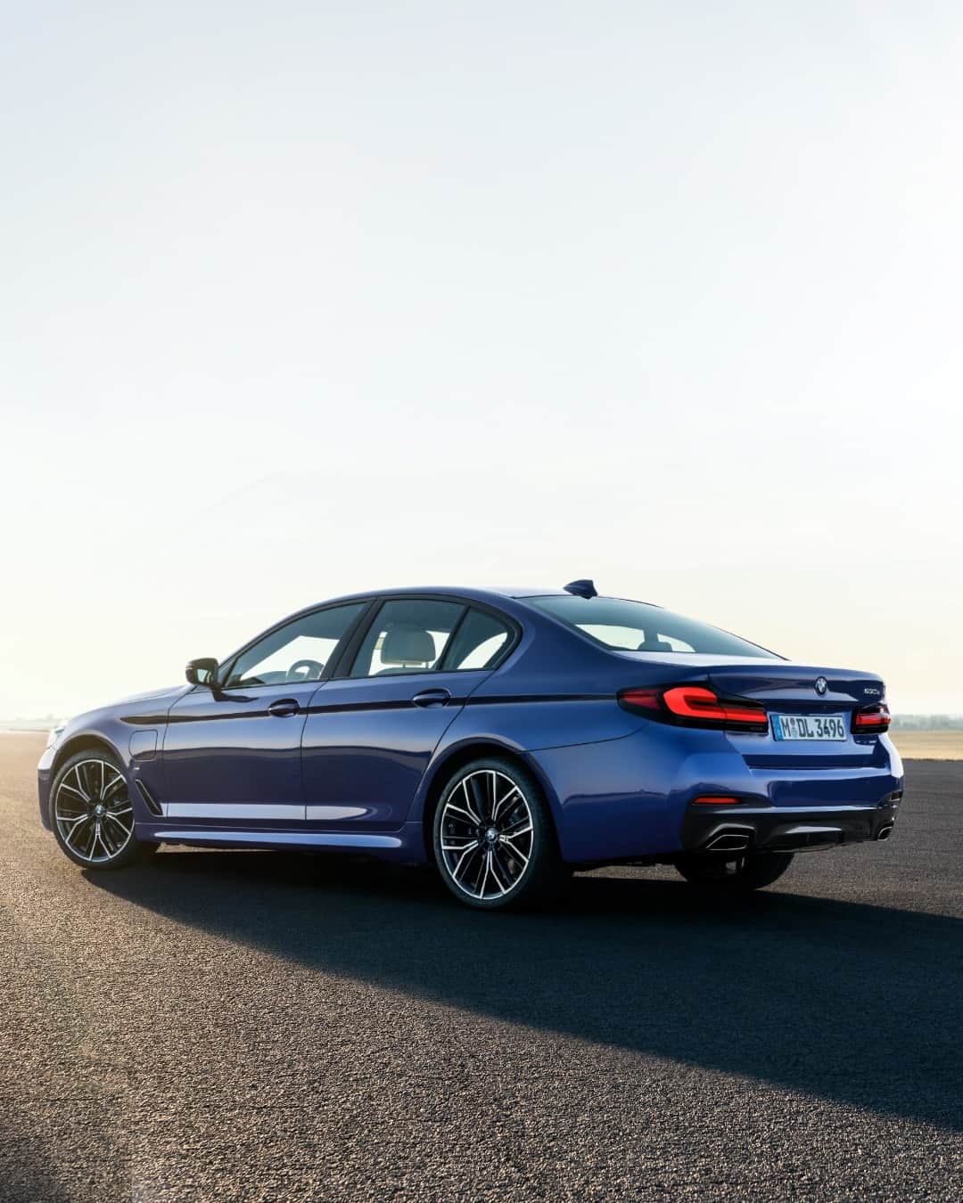 BMWさんのインスタグラム写真 - (BMWInstagram)「Catches the eye instantly with its dazzling Phytonic Blue paint finish. The new BMW 5 Series Sedan. #THE5 #BMW #5Series #JoyElectrified  __ BMW 530e Sedan: Energy consumption in kWh/100 km (combined): 14.8–13.7. Fuel consumption in l/100 km (combined): 1.8–1.7. CO2 emissions in g/km (combined): 42–39. Further information: www.bmw.com/disclaimer.」7月22日 0時05分 - bmw