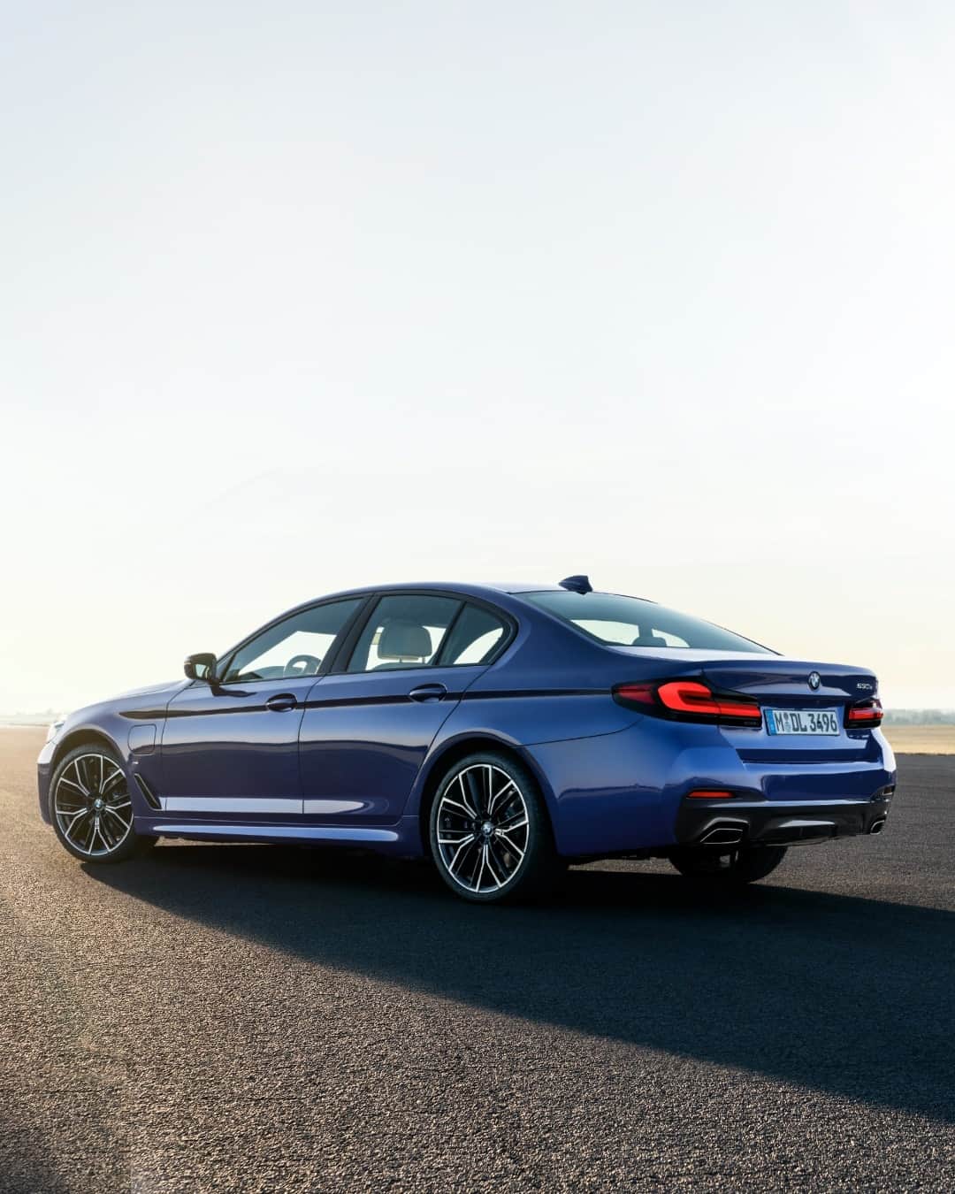 BMWのインスタグラム：「Catches the eye instantly with its dazzling Phytonic Blue paint finish. The new BMW 5 Series Sedan. #THE5 #BMW #5Series #JoyElectrified  __ BMW 530e Sedan: Energy consumption in kWh/100 km (combined): 14.8–13.7. Fuel consumption in l/100 km (combined): 1.8–1.7. CO2 emissions in g/km (combined): 42–39. Further information: www.bmw.com/disclaimer.」