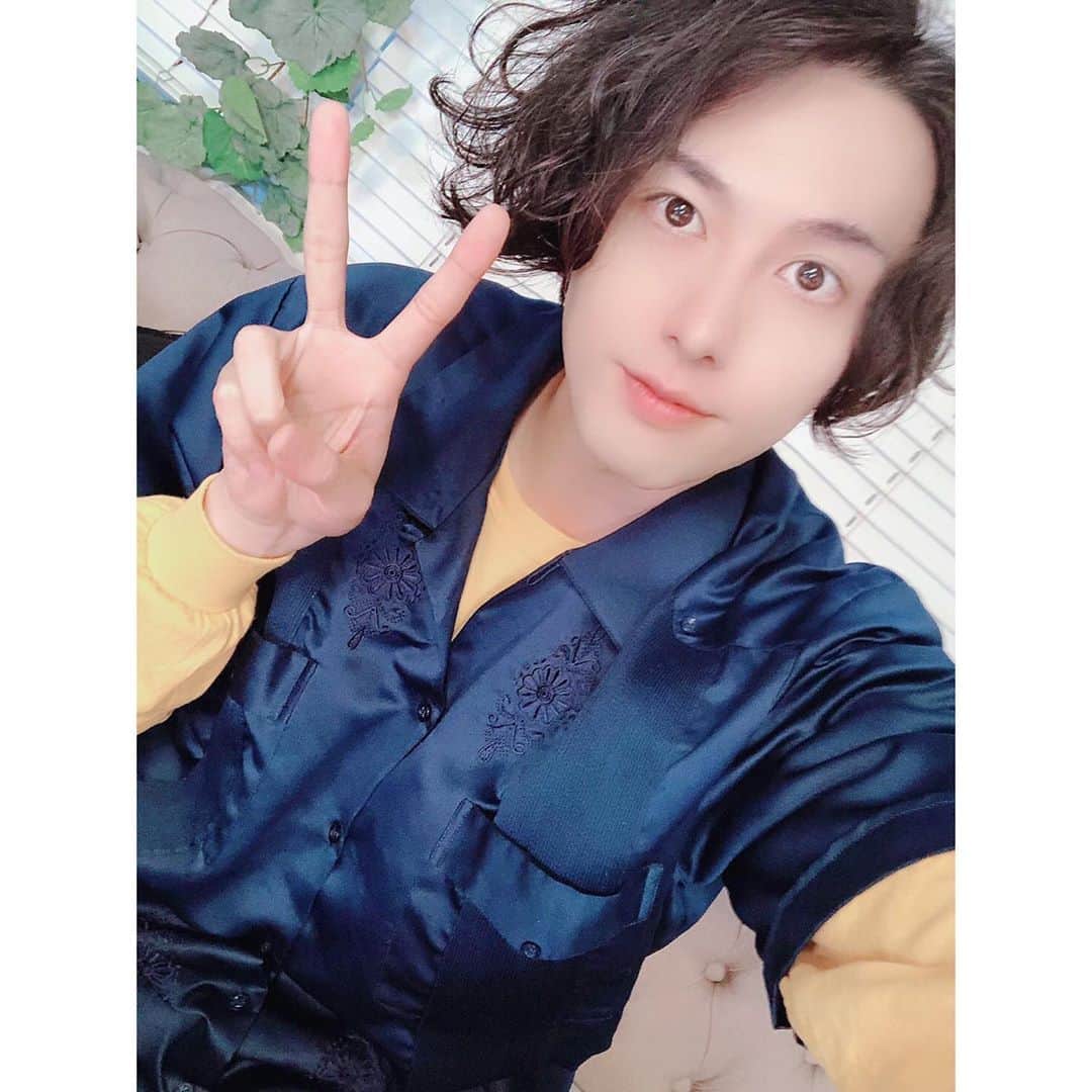 のインスタグラム：「オセロ、またやりたい。  明日、FC動画「画伯の成長」 更新日です。 楽しみにしていてください！  #稲垣成弥の他力本願15 #稲垣成弥 #他力本願 #稲垣画伯コーナー #線香花火 #風鈴 #ハイビスカス #ひまわり #向日葵 #サメ #オセロ」