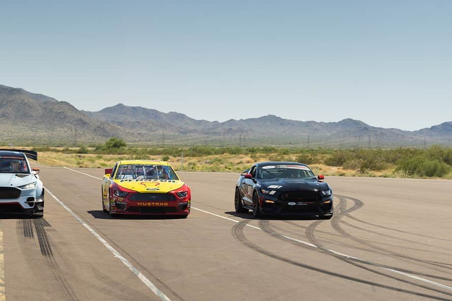 ケン・ブロックさんのインスタグラム写真 - (ケン・ブロックInstagram)「Check out my buddy @VaughnGittinJr and the all-electric Ford Mustang Mach E 1400 now on @FordPerformance’s YouTube Channel, plus a few other rad @Ford vehicle’s and guest drivers - including yours truly and my Ford Mustang RTR Hoonicorn. #electrichoonage #FordMustang #MachE1400 #Hoonicorn」7月22日 0時09分 - kblock43