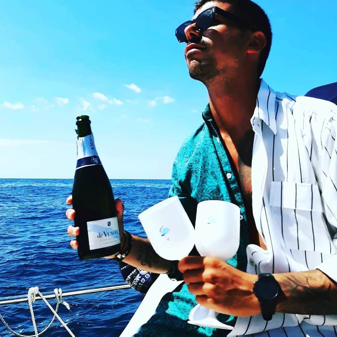 イタレッセさんのインスタグラム写真 - (イタレッセInstagram)「Summer time! The sea, the wind and a glass of wine. Enjoy your relax with our Beach collection, functional, unbreakable and fun. Cheers!  #italesse #design #beach #glassware #summer #summertime #sea #blue #colors #wind #wine #tasting #bubbles #sparkling #relax #fun #lifestyle #ocean #bartender #vacation #sun #white #instawine #winelover  Tnx @bargrottaazzurra_capri for the picture of our Moonlight Beach glass」7月22日 0時16分 - italesse