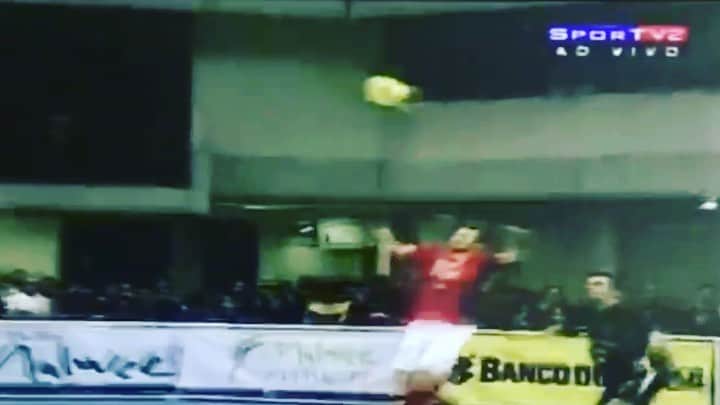 アレッサンドロ・ローザ・ヴィエイラのインスタグラム：「VIDEO- Final Sul-americano de clubes 2009!   Gol na prorrogação e mais um 🏆 @jaraguafutsal ! 🤷🏻‍♂️😀  Comemoração- 1º chute do jogo eu chutei, o goleiro encaixou e balançou a bola no ouvido como se estivesse murcha, quando eu fiz o gol eu fui conferir, não estava!  Vídeo - @andreyjacob   Assistencia - @goleirotiago   Edição - @adonias」