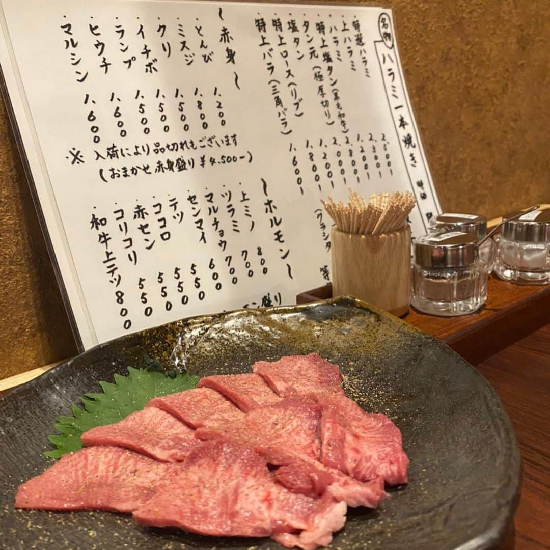 佐々木みえさんのインスタグラム写真 - (佐々木みえInstagram)「@yakiniku.ici に行ってきました！  全国からA5ランクの和牛だけを厳選！！ 希少部位である和牛ハラミがおすすめだよ！！  はらみ一本焼きってゆーのがあったけどめっちゃ大きいみたいやから 普通のサイズの特選ハラミにしたよ。 めちゃ柔らかくて美味しい〜  盛り合わせは ランプ、上ミスジ、三角。  大好きな塩タンもいっぱいたべたよー ほんとはイチボも食べたけどあまりにも美味しくてご飯に夢中で写真撮り忘れた🤳笑笑  #肉 #やっぱりお肉が好き #焼肉 #レバー #funny #食事 #外食 #晩ごはん #夕飯 #グルメ #大阪 #飲食 #美味しい #最高 #delicious #yummy #food #instafood #instagood #pr   ウーミーPR」7月22日 0時31分 - ruby.sasamin